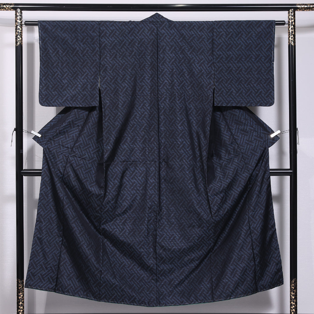 洗える着物 紬 袷 身丈148cm 裄丈60cm ポリエステル Sランク 紋意匠 (紗綾型) カジュアル バチ衿 XSサイズ 紺系 RP 1223-11783