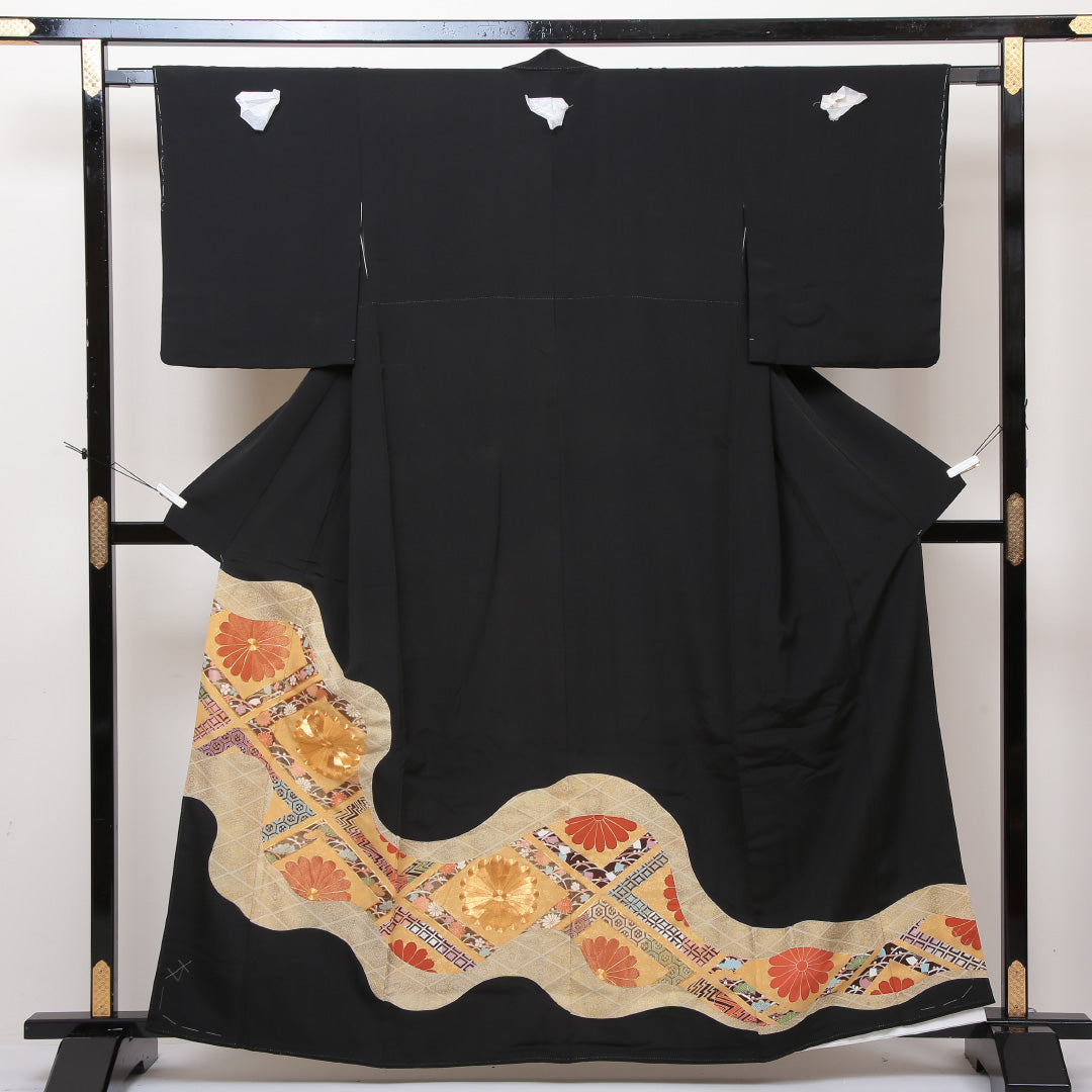 新古品 黒留袖 五つ紋 揚羽蝶 身丈163cm 裄丈64.5cm Nランク 正絹 袷 広衿 L しつけ糸 金駒刺繍 金箔 菊 吉祥文様 菱 フォーマル 黒系 1211-F0168