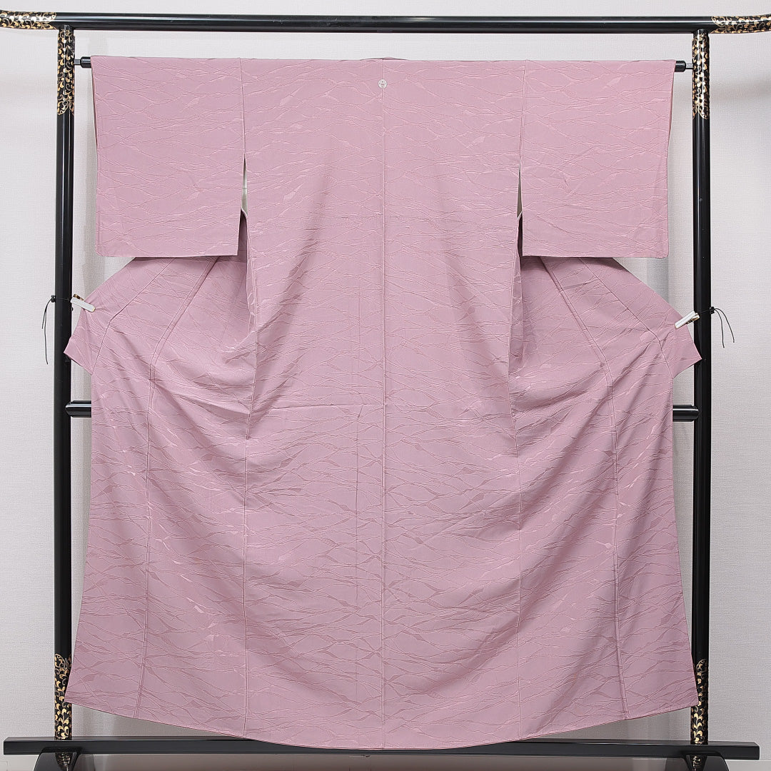 色無地 袷 身丈157cm 裄丈63cm 正絹 Bランク Mサイズ バチ衿 一つ紋(三つ割桔梗) セミフォーマル 紋意匠 創作柄 織り出し ピンク系 1214-15648