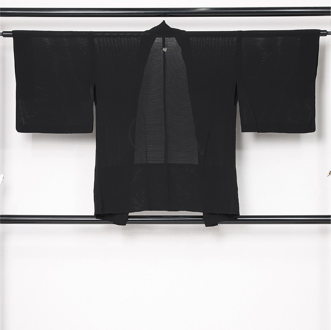 夏物 黒羽織 絽 身丈76cm 裄丈61cm 正絹 Sランク 一つ紋 (五三桐) セミフォーマル Sサイズ 紐あり 無地 黒系 RP 1233-12940
