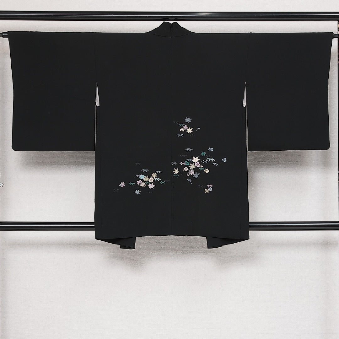 黒羽織 袷 身丈84cm 裄丈63cm 正絹 Sランク インフォーマル Sサイズ 刺繍 紐あり 梅 笹 紅葉 黒系 RP 1233-13979