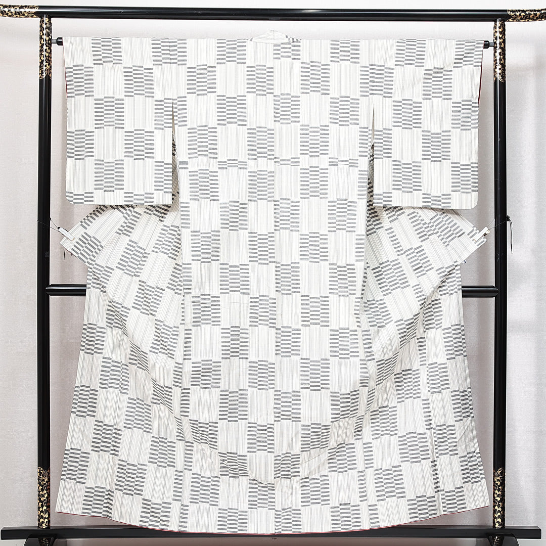 未使用品 紬 袷 身丈158cm 裄丈62cm 正絹 Nランク カジュアル 広衿 Mサイズ しつけ糸 市松 幾何学柄 白系 RP 1223-14887