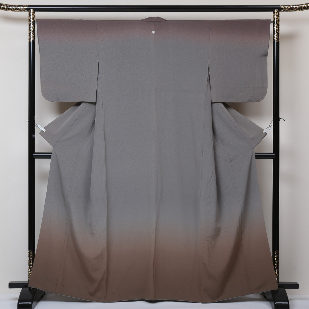 付下げ (ちりめん) 袷 身丈162cm 裄丈66cm 正絹 Aランク 一つ紋 (蔦) セミフォーマル 広衿 Lサイズ ふくれ織 ぼかし染 無地 ちりめん グレー系 RP 1218-04318