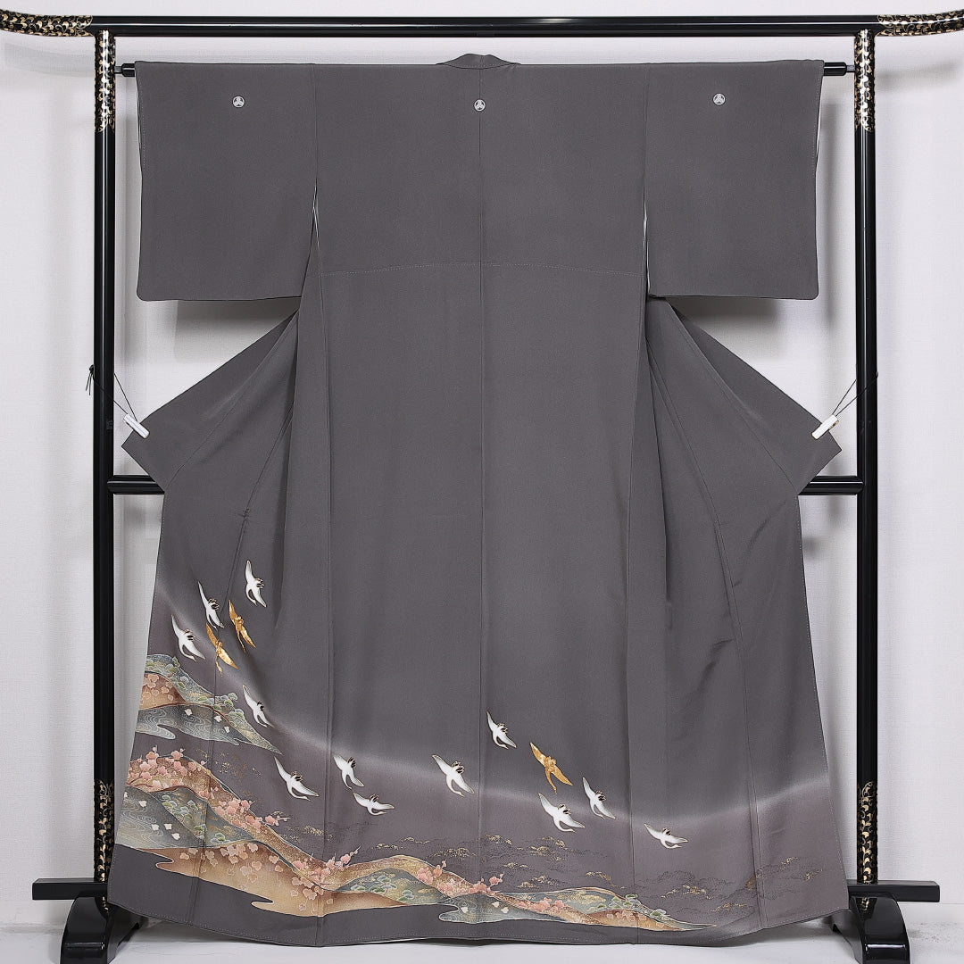 色留袖 三つ紋 丸に三つ柏 身丈162cm 裄丈65cm Sランク 正絹 袷 比翼 広衿 L 金駒刺繍 鶴 梅 松 セミフォーマル グレー系 1211-F0305