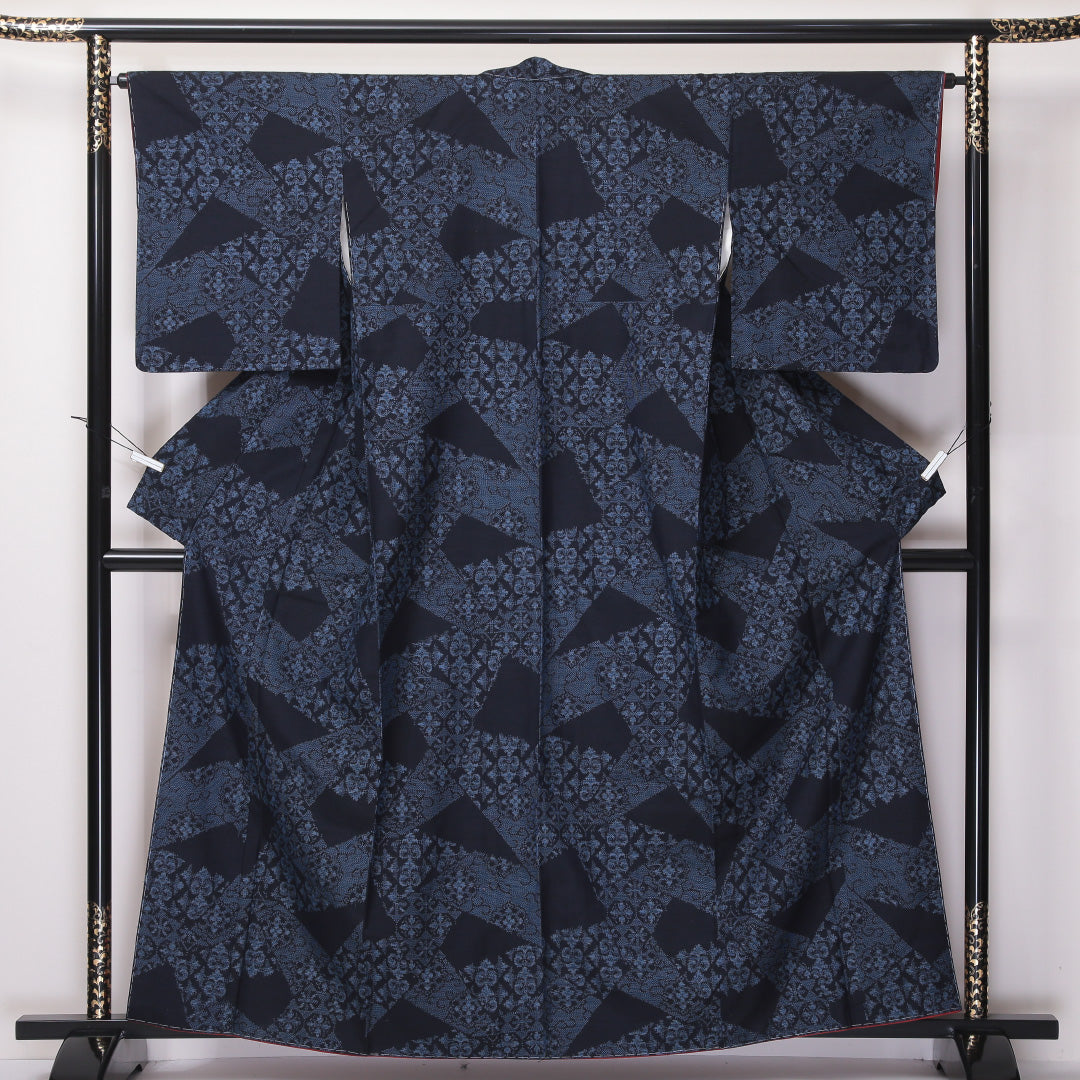 紬 袷 身丈160cm 裄丈64cm 正絹 Sランク Lサイズ 広衿 カジュアル アラベスク文様 しつけ糸 紺系 1216-03592