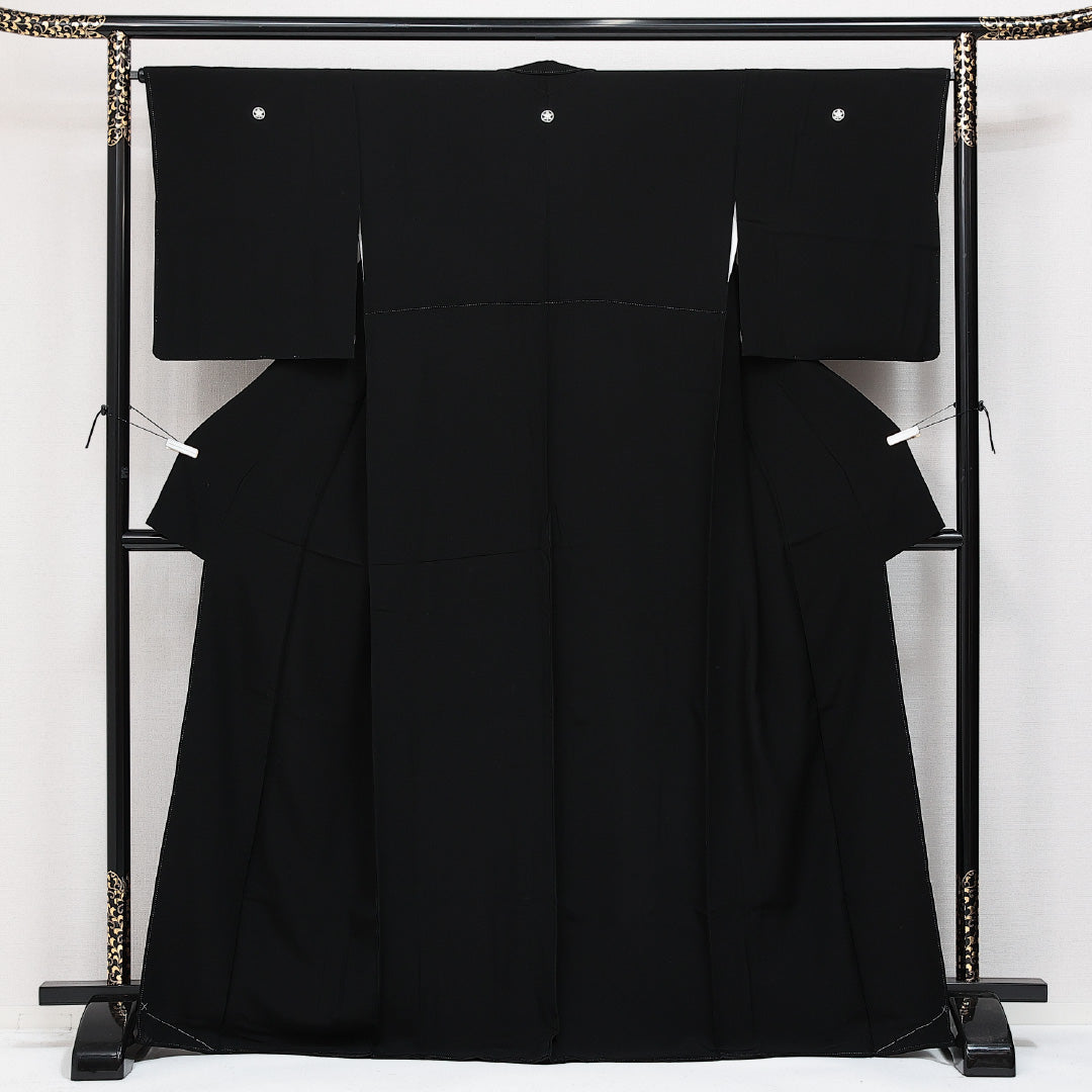 未使用品 黒紋付 五つ紋 丸に橘 身丈168cm 裄丈65cm Nランク 正絹 袷 広衿 XL しつけ糸 フォーマル 上品 厳か 黒系 1299-F0626