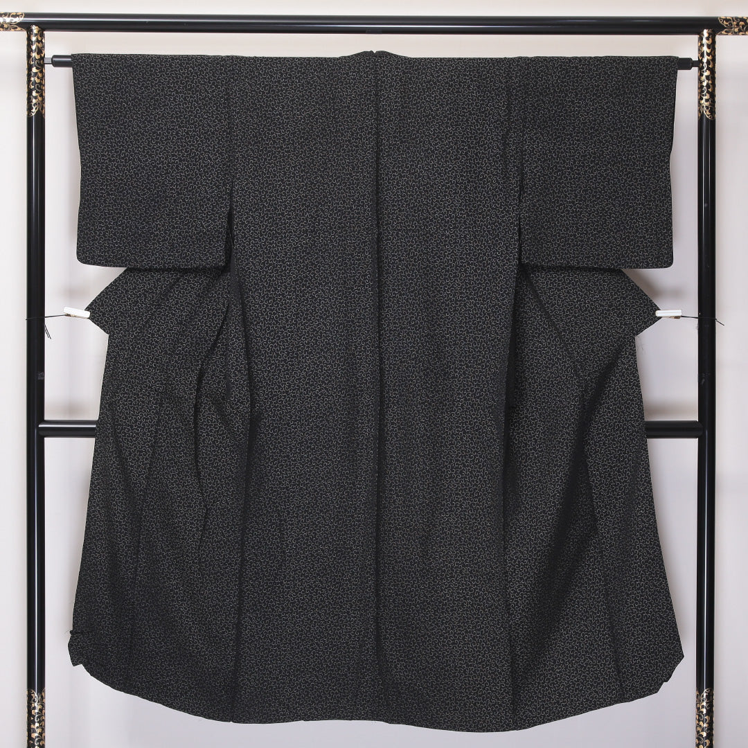 中古・リサイクル着物】 唐草 居敷当て 肩当て 夏着物 黒系 正絹 バチ 