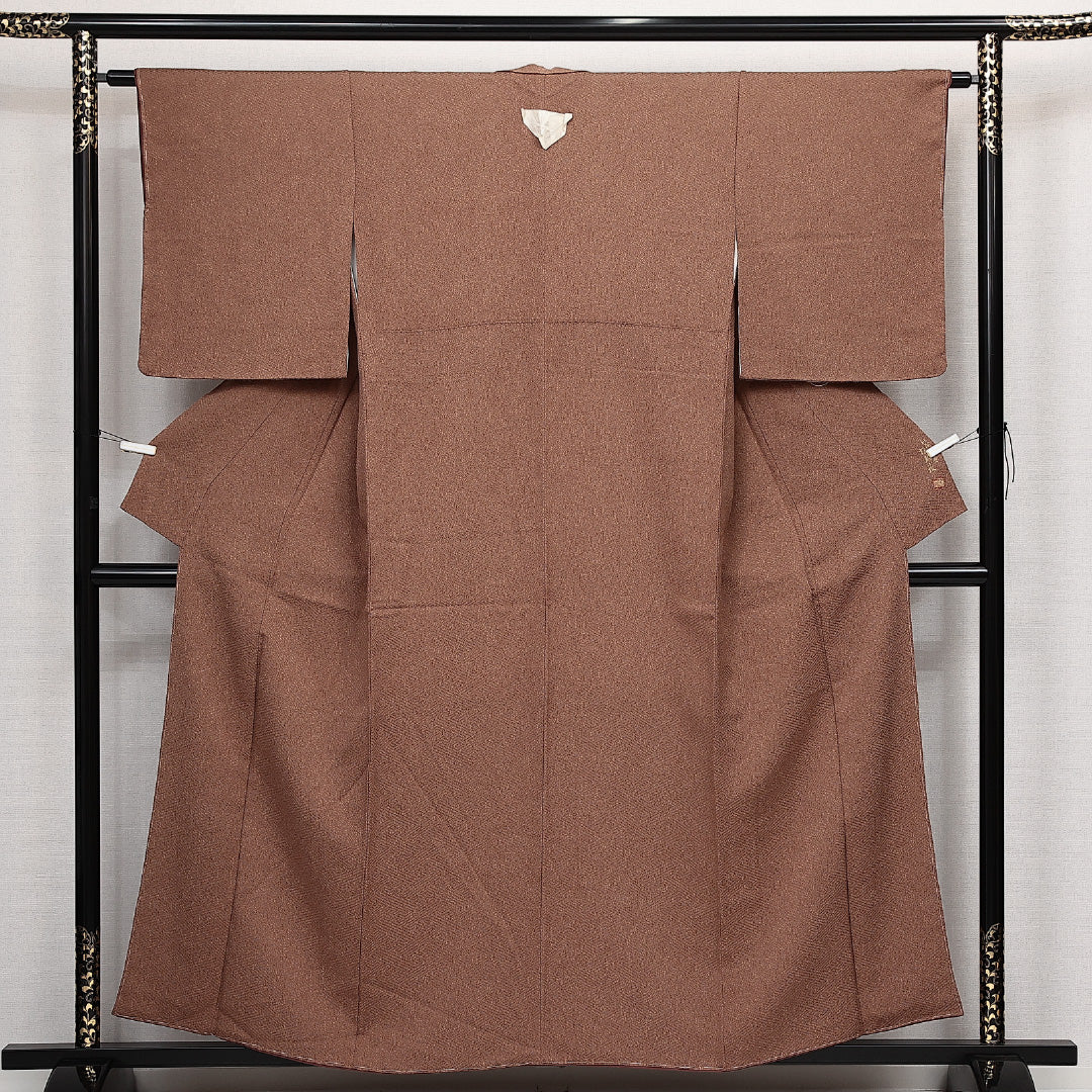 未使用品 江戸小紋 (鮫) 袷 身丈156cm 裄丈64cm 正絹 Nランク 一つ紋 (五三桐) 紋意匠 (紗綾形) セミフォーマル 広衿 Mサイズ 伊勢型 型染め しつけ糸 茶系 M4 1220-14056