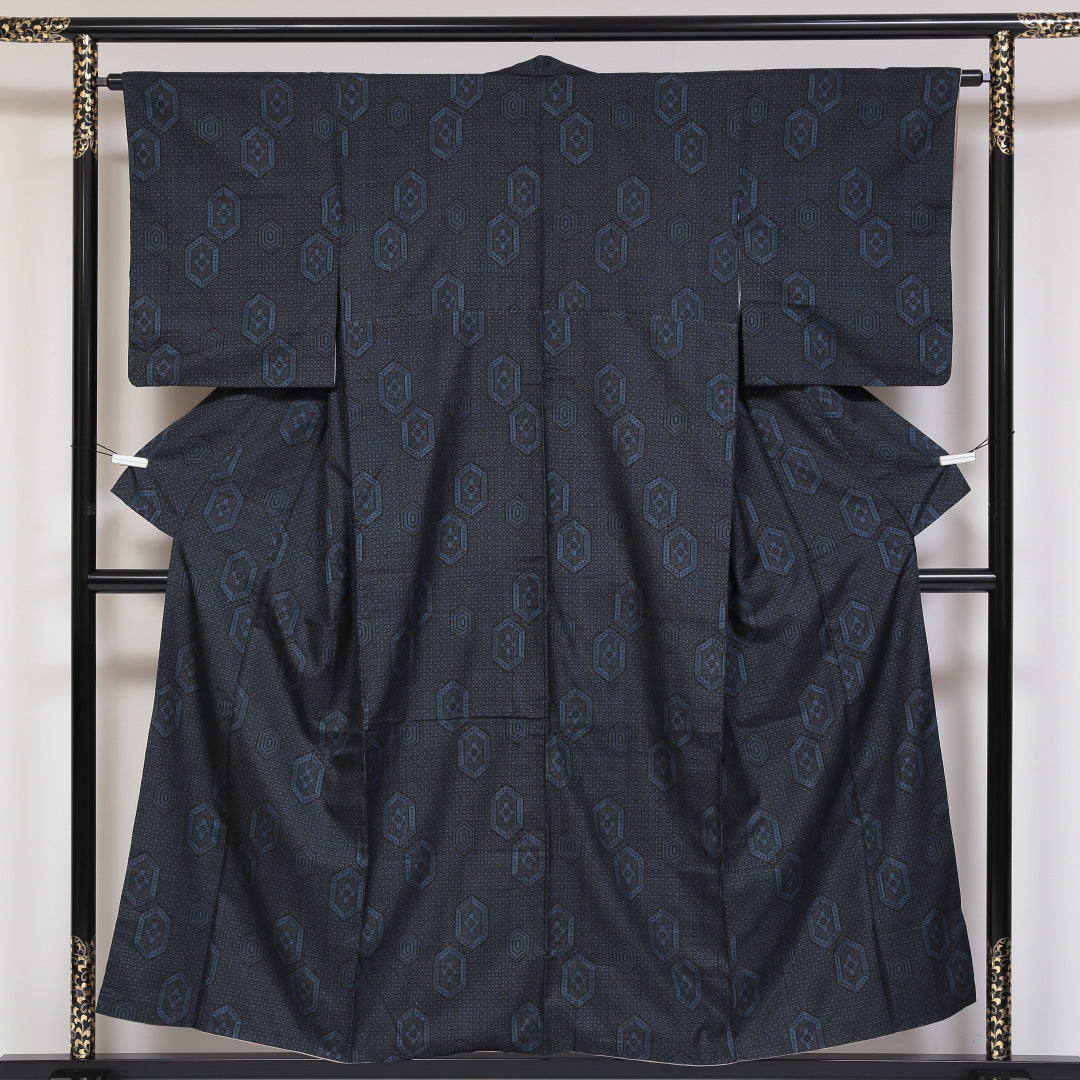 紬 袷 身丈153cm 裄丈63cm 正絹 Aランク カジュアル 広衿 Sサイズ 花菱亀甲 紺系 RP 1223-03174