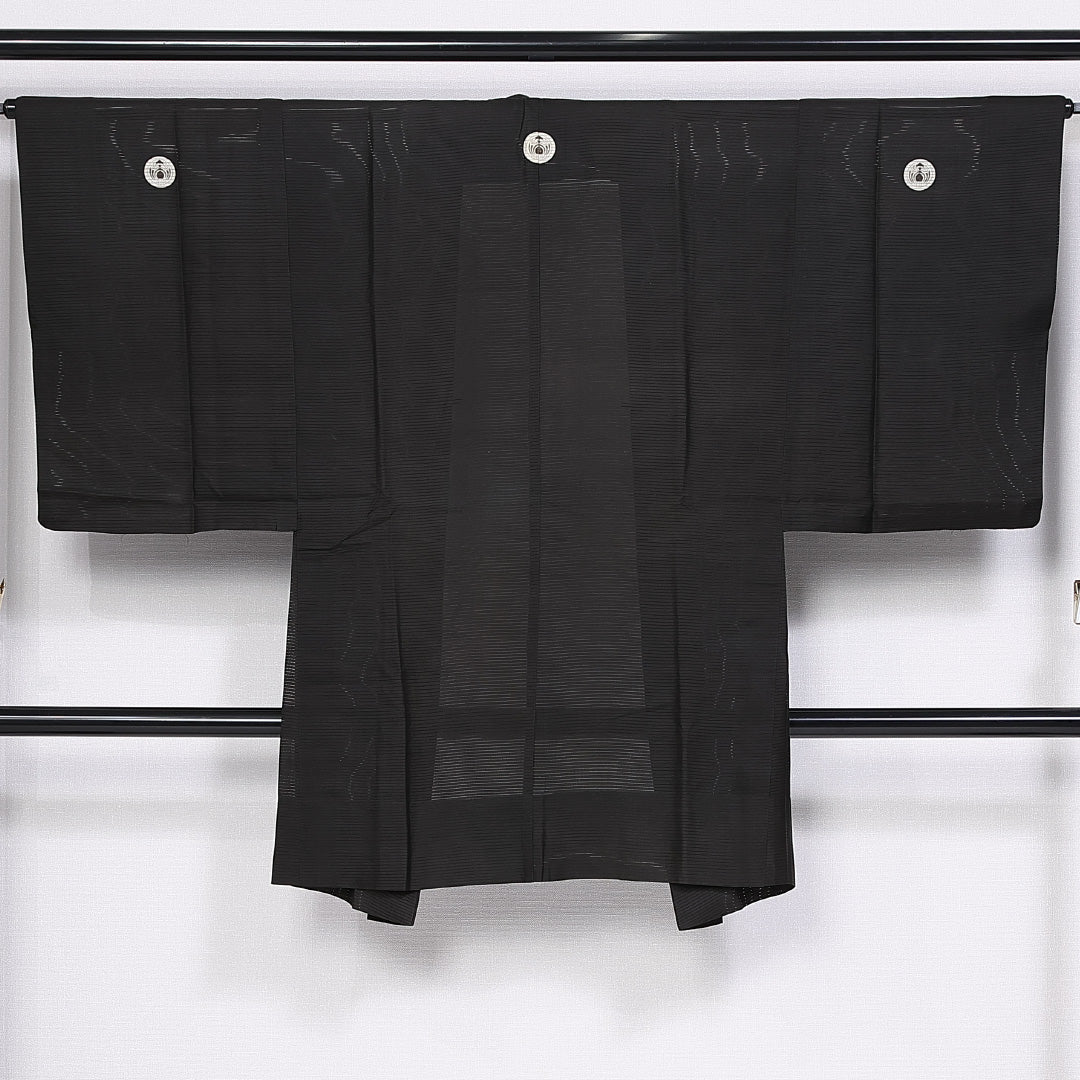 夏物 羽織 男性用 絽 身丈69cm 裄丈65cm 正絹 Bランク 三つ紋 (丸に包み抱き稲) セミフォーマル XSサイズ 無地 黒系 RP 1235-06281