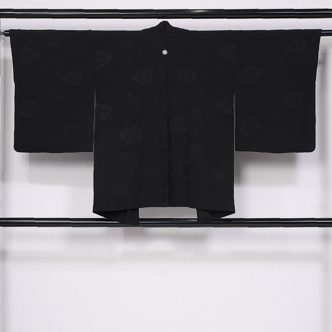 黒羽織 袷 身丈75cm 裄丈62cm 正絹 Sランク 一つ紋 (丸に三つ竜胆橘) 紋意匠 (薔薇) セミフォーマル Sサイズ 織り出し 紐あり 黒系 RP 1233-11078