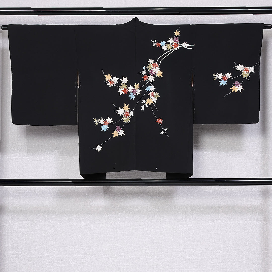 未使用品 黒羽織 袷 身丈76cm 裄丈62cm 正絹 Nランク インフォーマル Sサイズ 絵羽羽織 金駒刺繍 しつけ糸 紅葉 黒系 RP 1233-11081