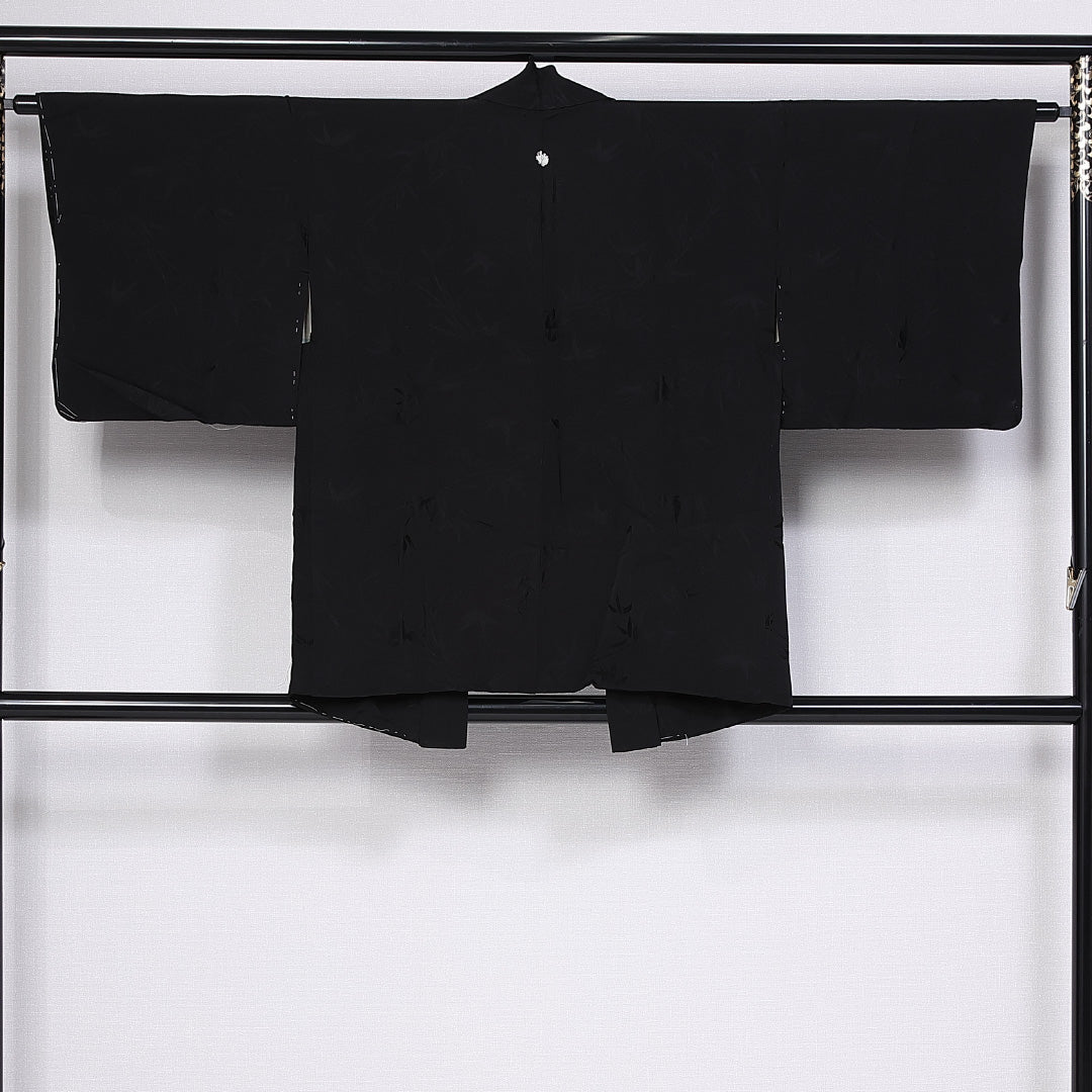 黒羽織 袷 身丈81cm 裄丈62cm 正絹 Sランク 一つ紋 (揚羽蝶) 紋意匠 (笹) セミフォーマル Sサイズ 紐あり 黒系 RP 1233-10281
