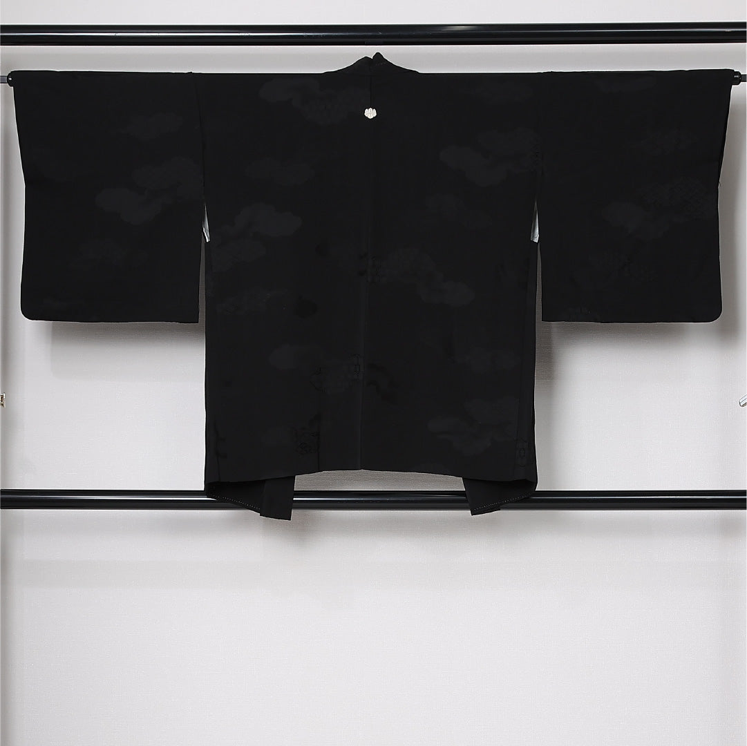 黒羽織 袷 身丈76cm 裄丈65cm 正絹 Sランク 一つ紋 (五三桐) セミフォーマル Mサイズ 紐あり 雲 亀甲 黒系 RP 1233-12753