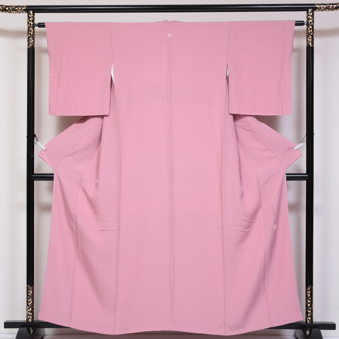 未使用品 色無地 (ちりめん) 袷 身丈161cm 裄丈62cm 正絹 Sランク 一つ紋 (四方瓜に花角) セミフォーマル 広衿 Lサイズ 落款 無地 ちりめん ピンク系 M4 1219-05182