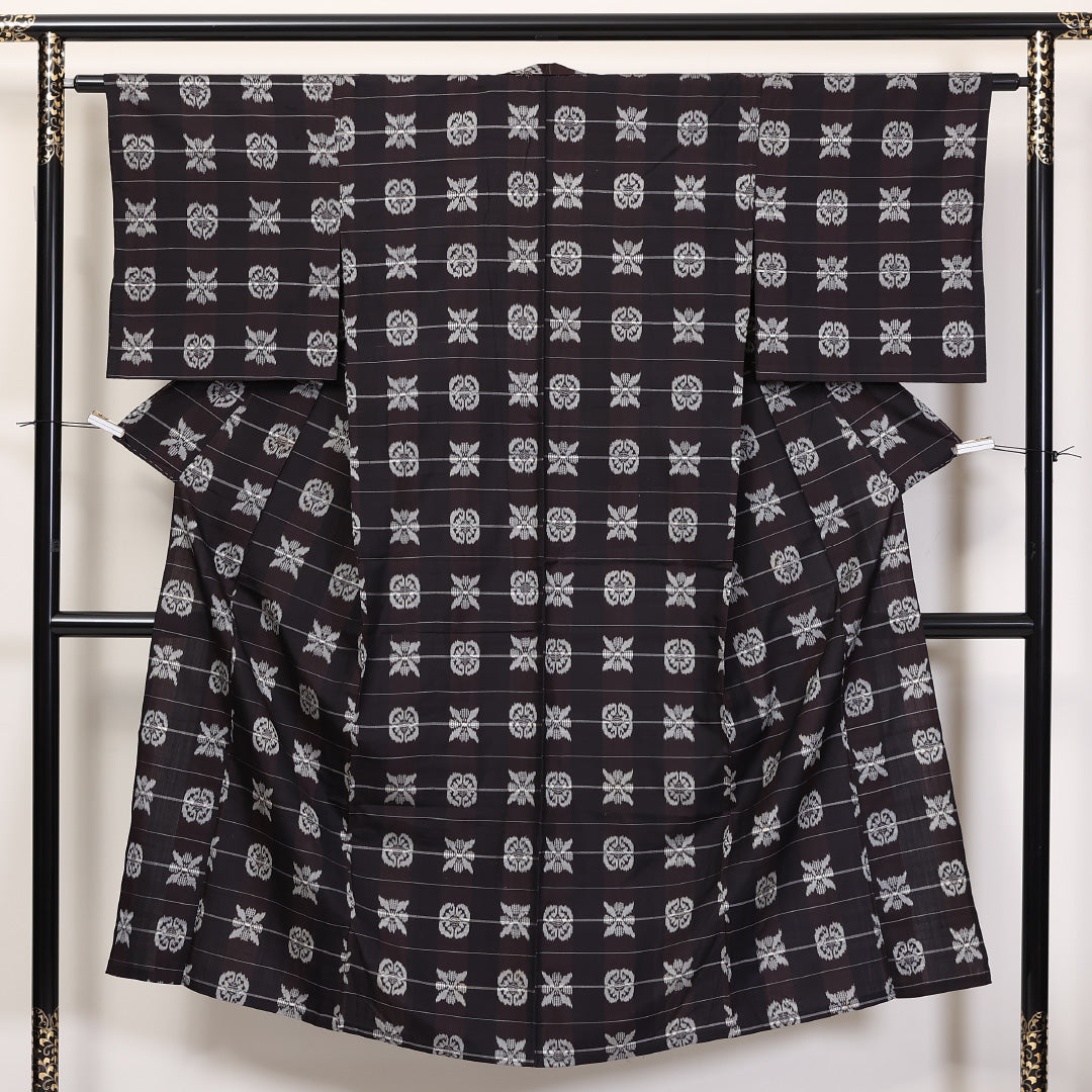 アンティーク 銘仙の着物 単衣 身丈141cm 裄丈62cm 正絹 Aランク 広衿 XSサイズ 居敷当て 花菱 木瓜 黒系 RP 1223-03631