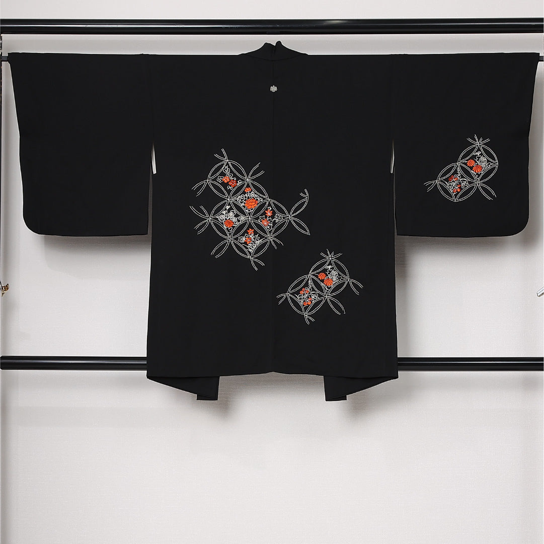黒羽織 袷 身丈83cm 裄丈66cm 正絹 Sランク 一つ紋 (五三桐) セミフォーマル Mサイズ 刺繍 紐あり 七宝 牡丹 紅葉 小槌 黒系 RP 1233-12752