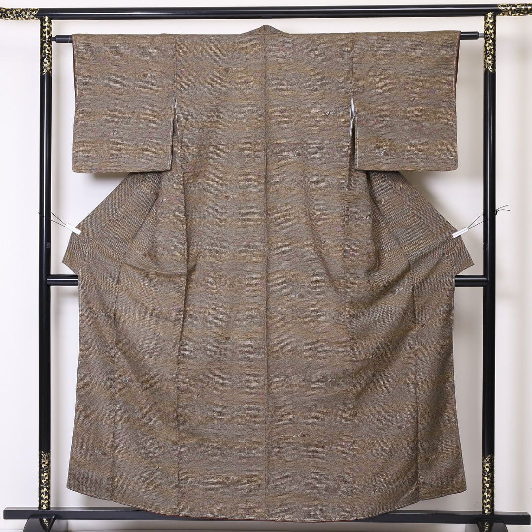 未使用品 真綿紬 袷 身丈157cm 裄丈61cm 正絹 Sランク カジュアル バチ衿 Mサイズ ぼかし染 しつけ糸 石庭 茶系 PO 1223-03286