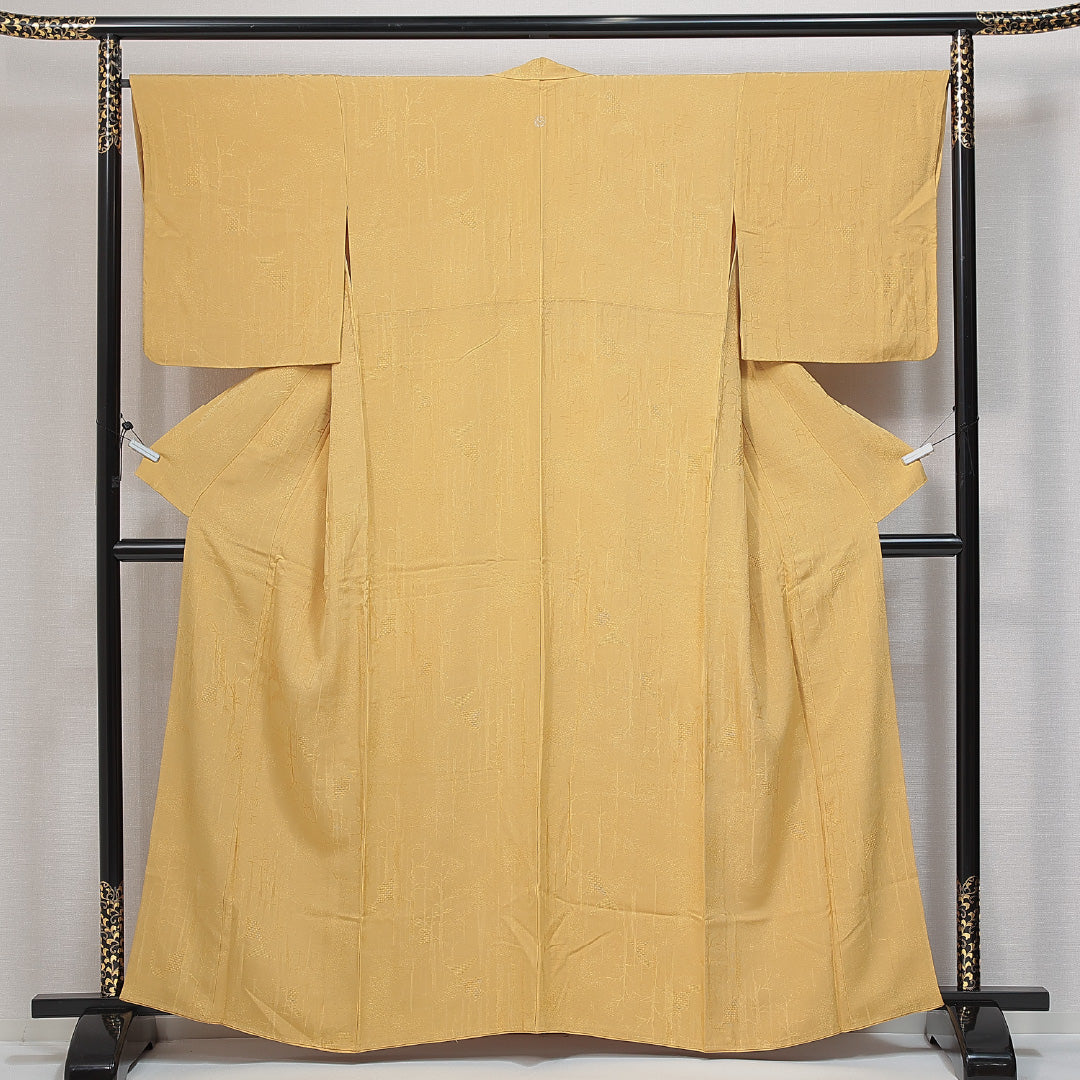 色無地 袷 身丈160cm 裄丈65cm 正絹 Aランク 一つ紋 (丸に片喰) 紋意匠 (創作柄) セミフォーマル 広衿 Lサイズ 無地 黄系 RP 1219-14779