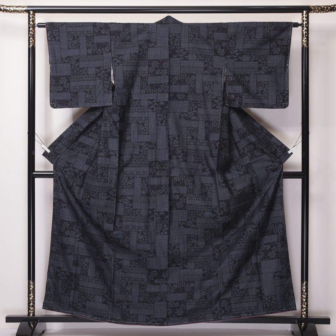 紬 袷 身丈160cm 裄丈62cm 正絹 Aランク Lサイズ バチ衿 カジュアル 十字亀甲 創作柄 紺系 1216-03563