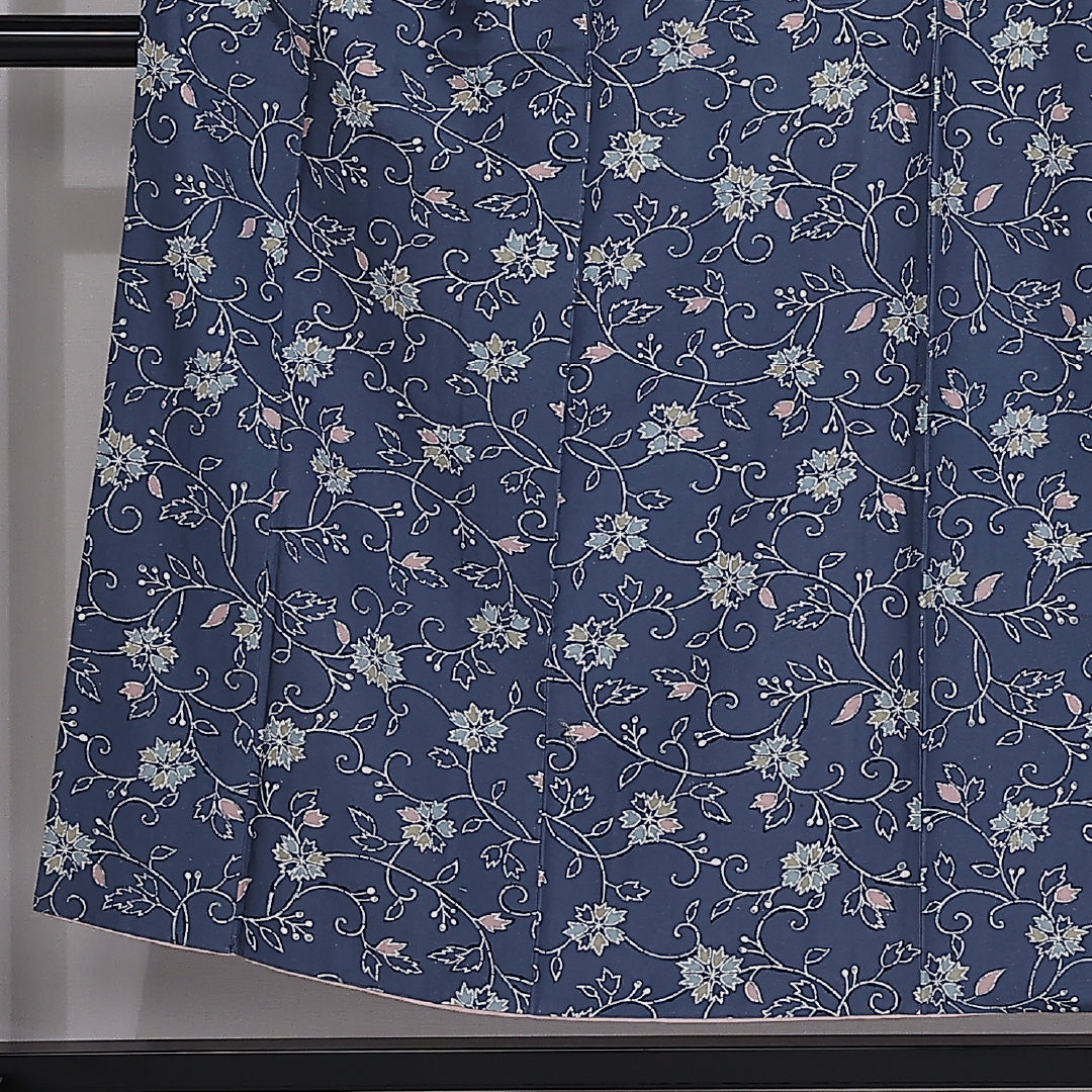 紬 袷 身丈152cm 裄丈63cm 正絹 Aランク カジュアル 広衿 Sサイズ 染め紬 唐草華文 青系 RP 1223-03925
