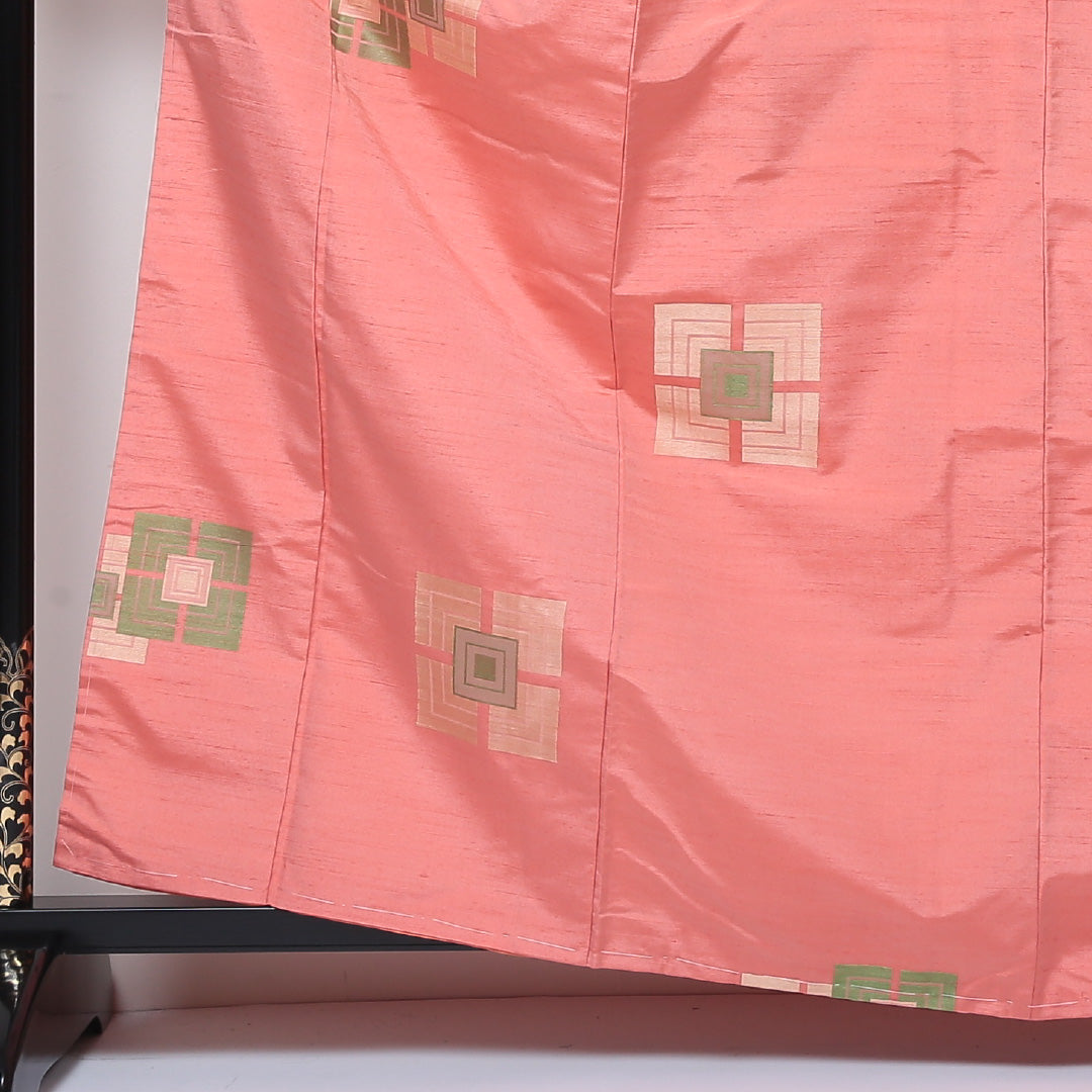 紬(飯田紬) 袷 身丈162cm 裄丈63cm 正絹 Aランク Lサイズ 広衿 インフォーマル しつけ糸 ピンク系 1216-03055