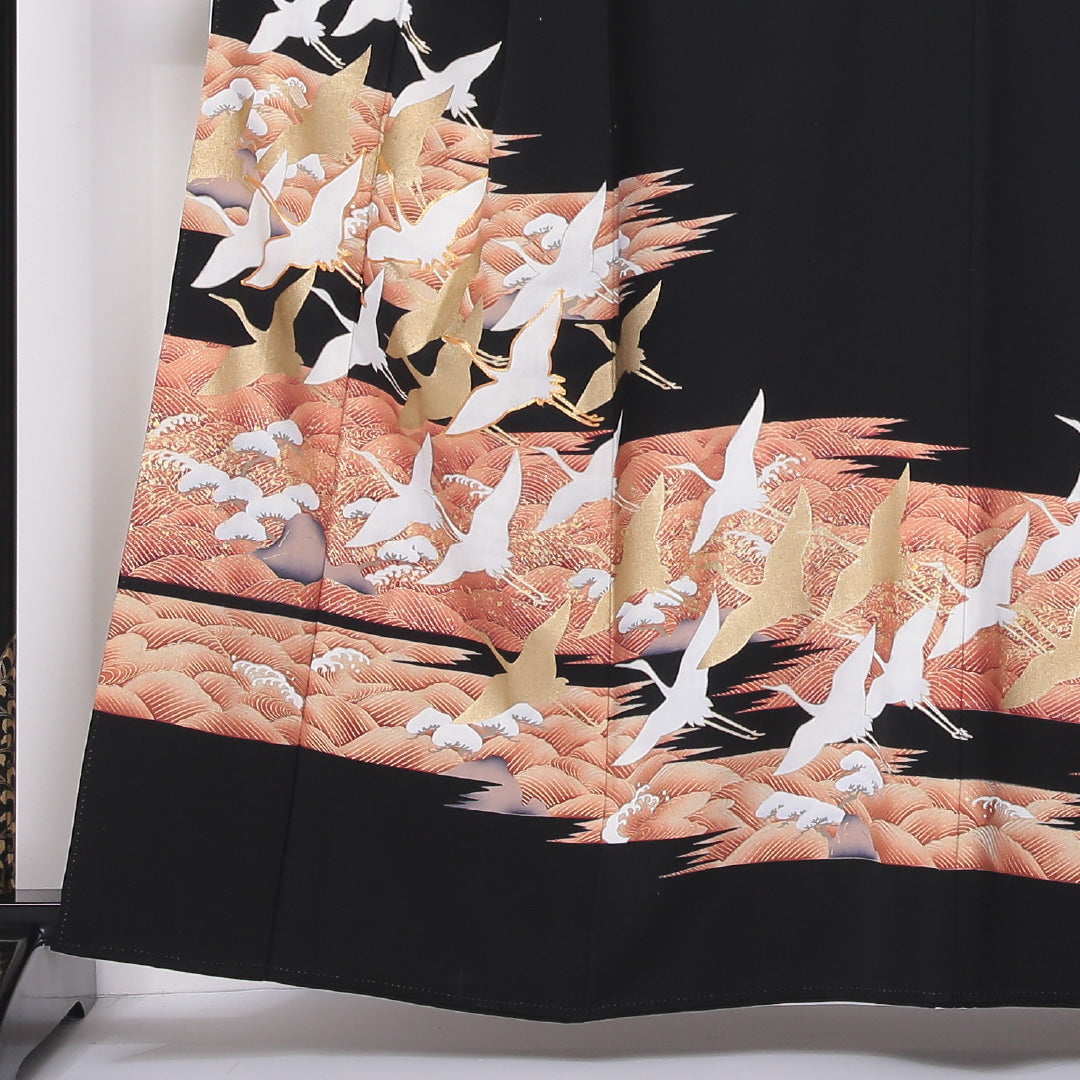 黒留袖 袷 身丈158cm 裄63cm 正絹 五つ紋 金駒刺繡 比翼仕立て 三階松 鶴 金彩 金箔 青海波 黒系 Bランク 1211-00139