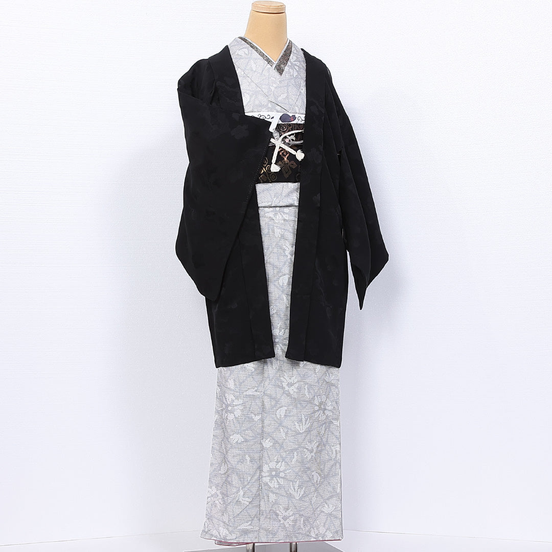 黒羽織 袷 身丈87cm 裄丈63cm 正絹 Sランク 一つ紋 (丸に四ツ目菱) 紋意匠 (桜) セミフォーマル Sサイズ 織り出し 紐あり 黒系 RP 1233-11087