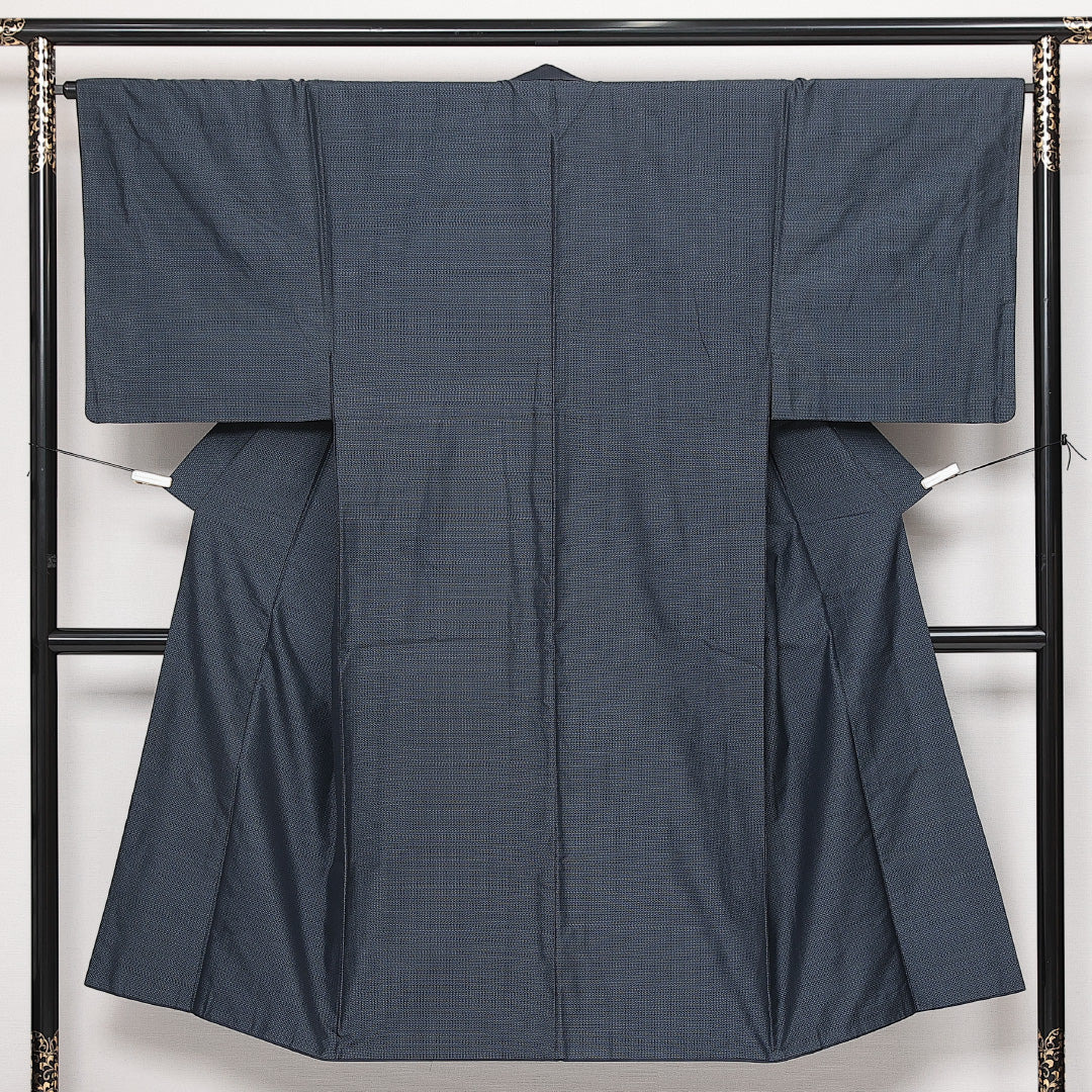 男着物 (大島紬) 袷 身丈137cm 裄丈66cm 正絹 Sランク インフォーマル 棒衿 Sサイズ 経緯絣 亀甲絣 紺系 RP 1224-13957