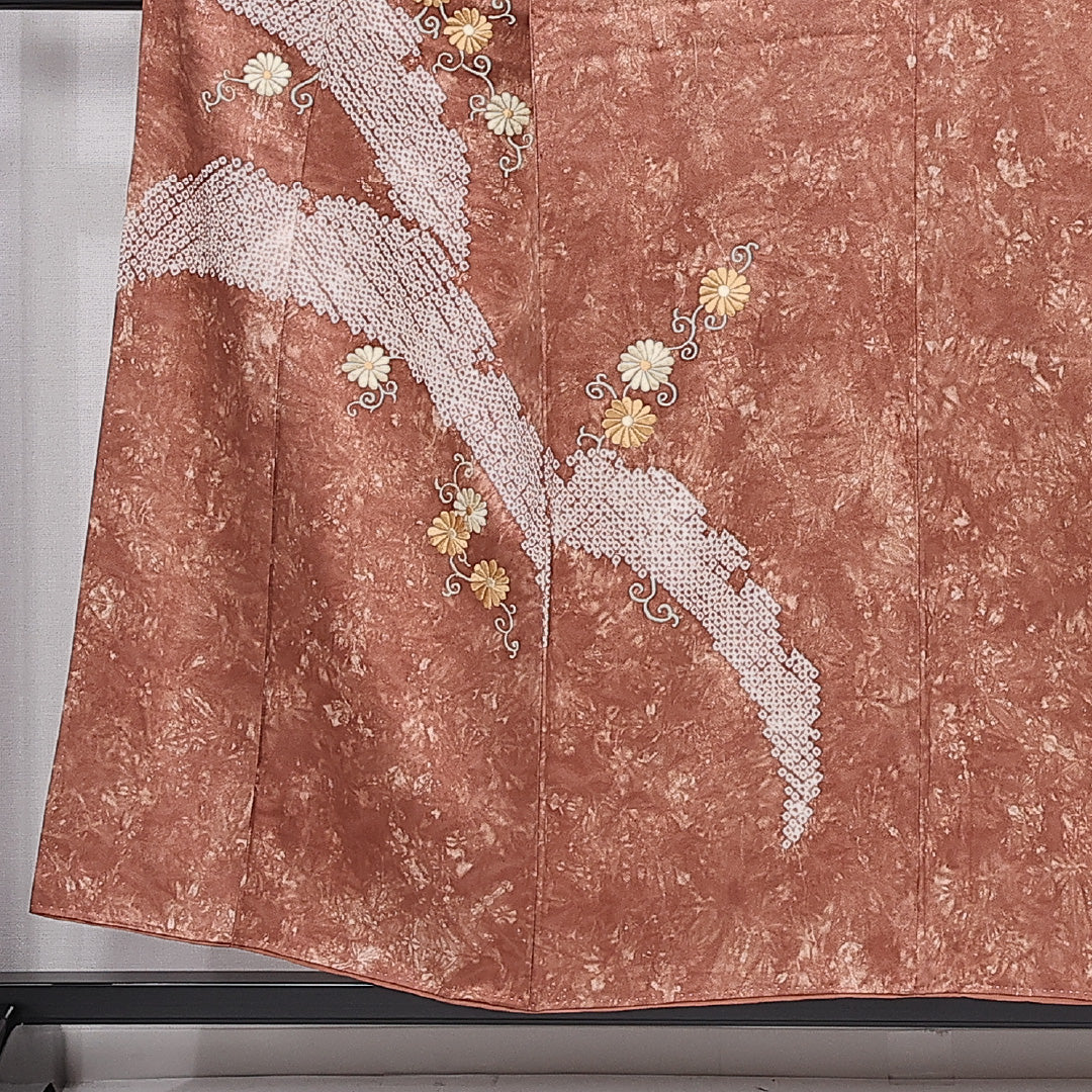 訪問着 袷 身丈154cm 裄丈63cm 正絹 Aランク セミフォーマル 広衿 Sサイズ 絞り 刺繍 菊 朱系 M4 1217-11360