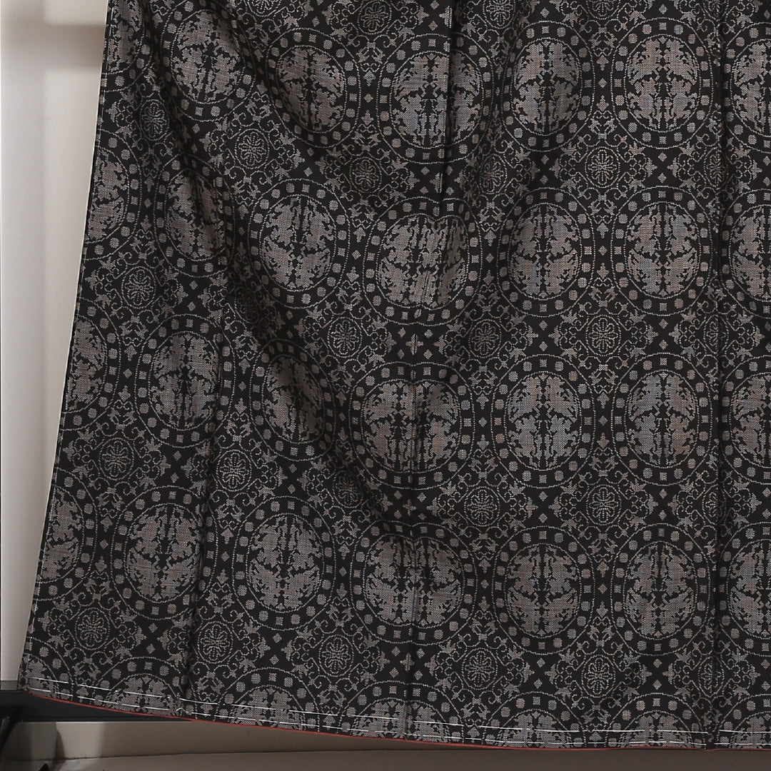 未使用品 紬(大島紬) 袷 身丈160cm 裄丈62cm 正絹 Sランク Lサイズ 広衿 インフォーマル 経緯絣 連珠文 しつけ糸 黒系 1216-03133