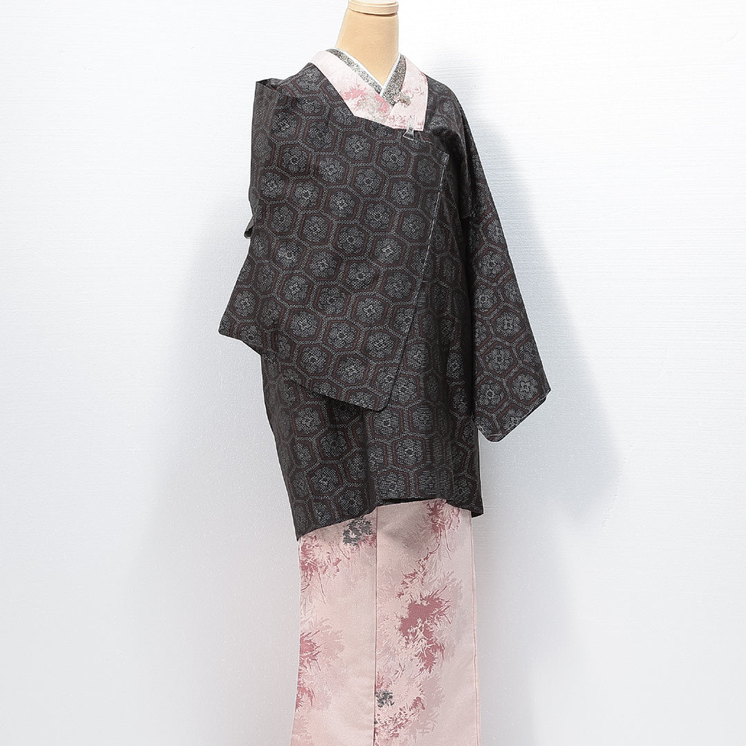 道行コート (村山大島紬) 袷 身丈89cm 裄丈67cm 正絹 Sランク インフォーマル Mサイズ 緯総絣 ポケットあり 花菱亀甲 グレー系 RP 1237-14681