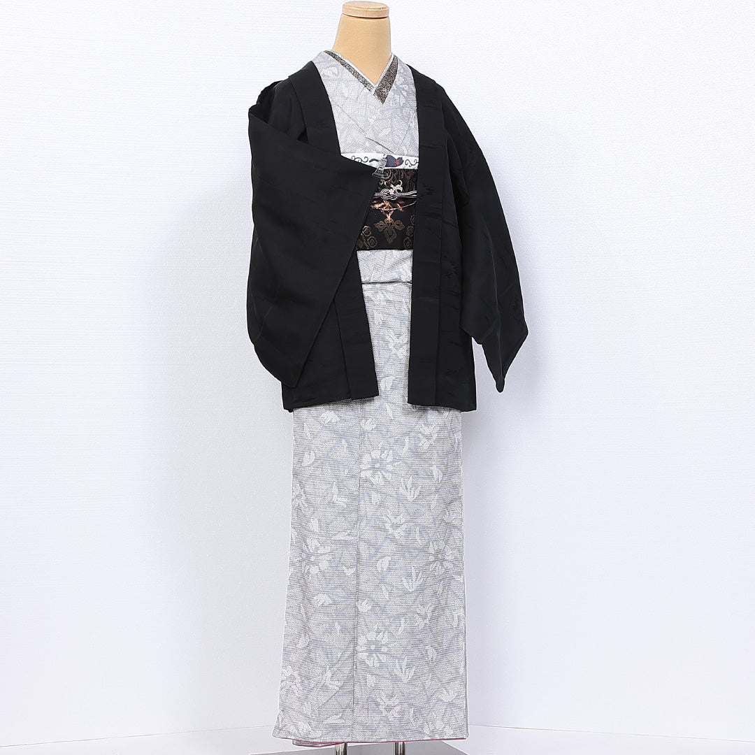 黒羽織 袷 身丈71cm 裄丈63cm 正絹 Aランク 一つ紋 (丸に揚羽蝶) 紋意匠 (創作柄) セミフォーマル Sサイズ 織り出し 紐あり 黒系 RP 1233-11084