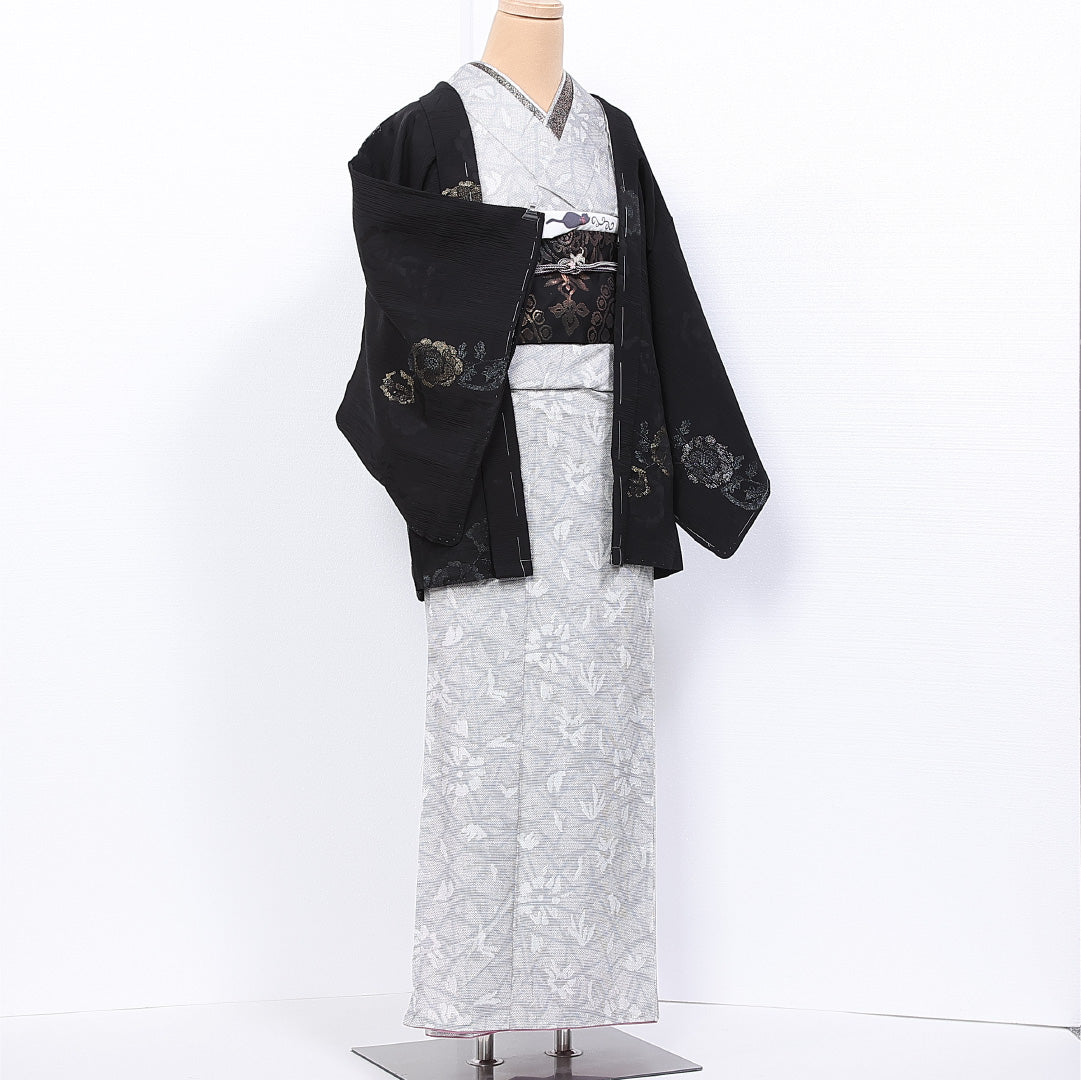 黒羽織 袷 身丈74cm 裄丈62cm 正絹 Sランク 一つ紋 (蔓柏) セミフォーマル Sサイズ 漆糸 牡丹 黒系 RP 1233-11143
