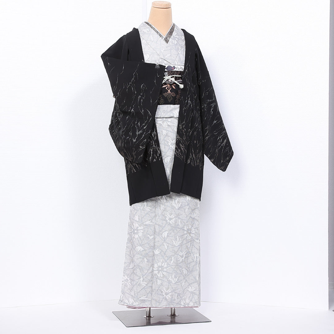 黒羽織 袷 身丈84cm 裄丈65cm 正絹 Aランク 一つ紋 (四ツ目菱) セミフォーマル Mサイズ 漆糸 紐あり 創作柄 黒系 M4 1233-11123