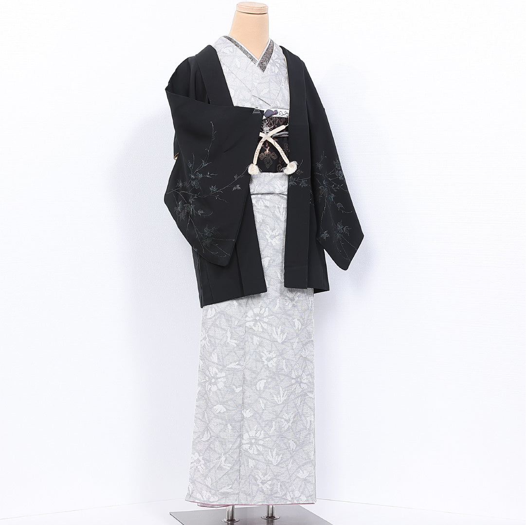 黒羽織 袷 身丈76cm 裄丈63cm 正絹 Aランク 一つ紋 (丸に片喰) セミフォーマル Sサイズ 絵羽羽織 漆糸 紐あり 植物柄 黒系 RP 1233-11148