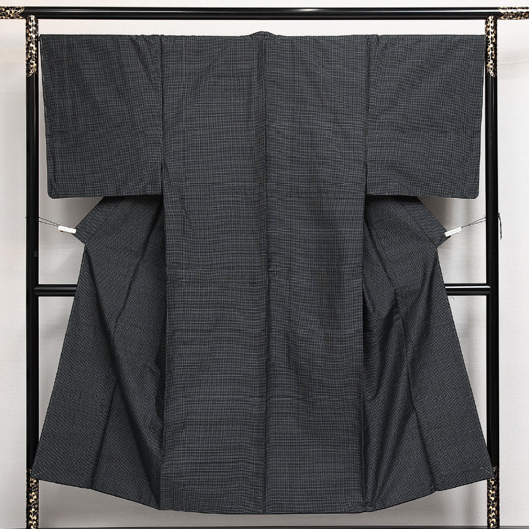 未使用品 男着物 (大島紬) 袷 身丈146cm 裄丈67cm 正絹 Nランク インフォーマル 棒衿 Lサイズ 緯総絣 しつけ糸 亀甲絣 紺系 M4 1224-13993
