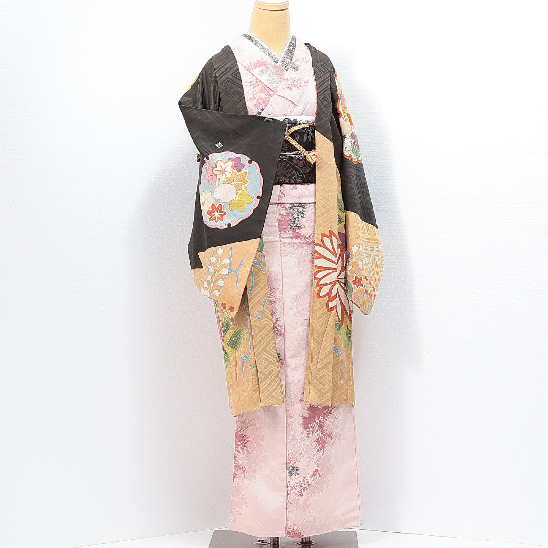 アンティーク 絵羽羽織 袷 身丈98cm 裄丈63cm 正絹 Bランク Sサイズ 三つ紋(四つ目菱) 紐あり 紋意匠 紗綾型 絵羽羽織 雪輪 桐 黒系 ベージュ系 1217-14751