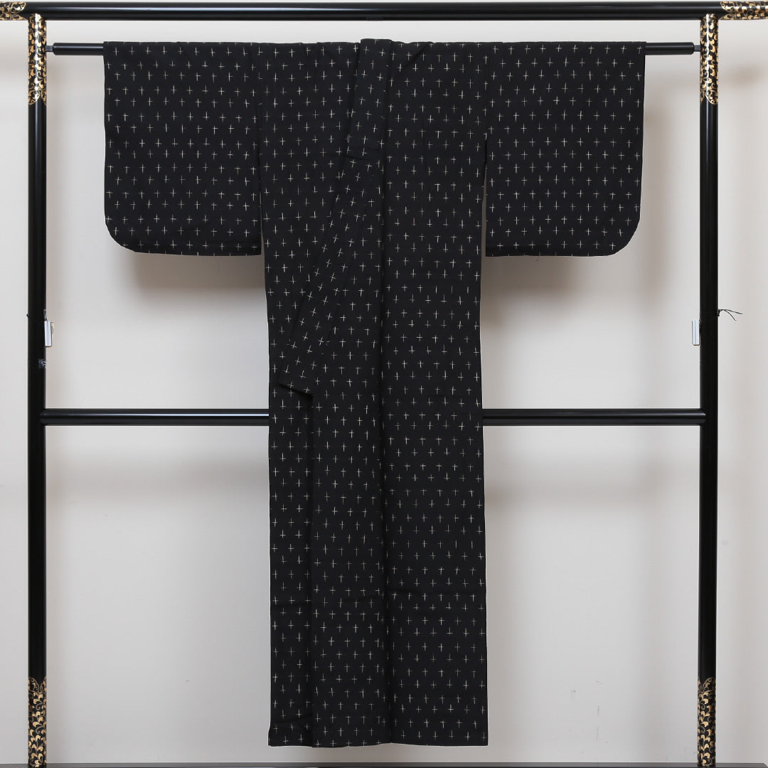 紬 単衣 身丈147cm 裄丈61cm 正絹 Bランク XSサイズ バチ衿 カジュアル 十字絣 黒系 1216-02931