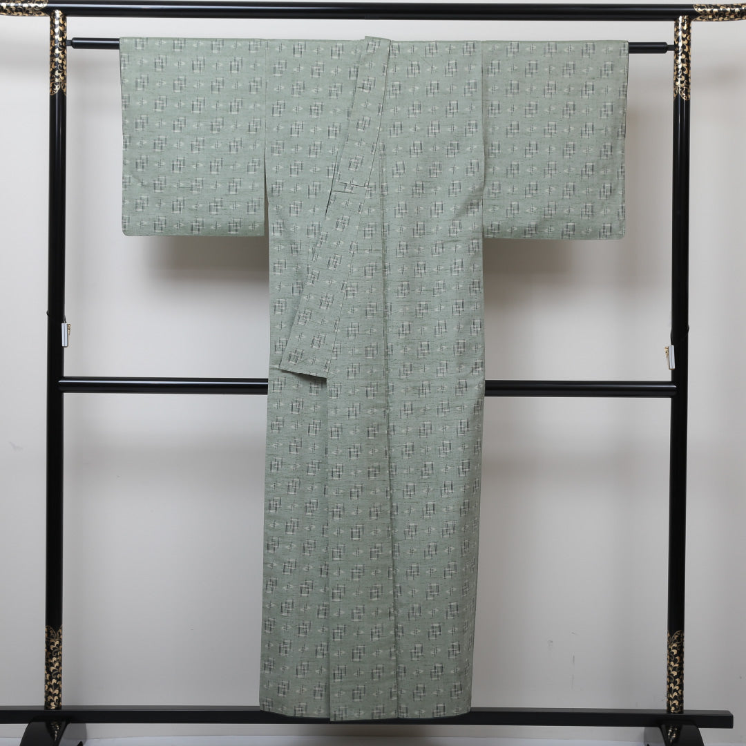 琉球絣の着物 袷 身丈151cm 裄丈62cm 正絹 Aランク カジュアル バチ衿 Sサイズ カキジュー カシ・マーシー 緑系 M4 1223-02913