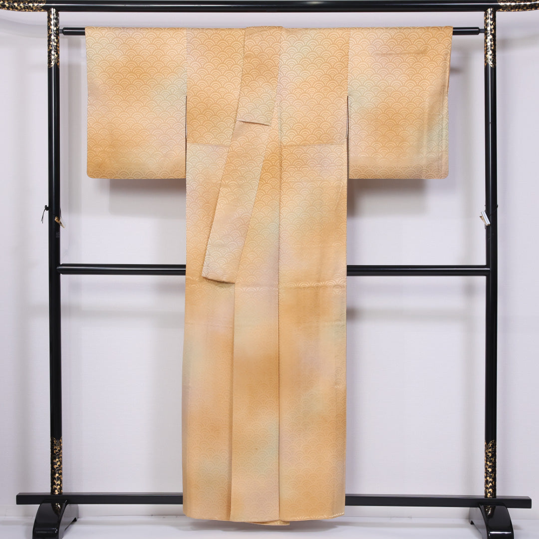 小紋 袷 身丈155cm 裄丈62cm 正絹 Bランク 一つ紋 (橘) セミフォーマル 広衿 Mサイズ 色無地 ぼかし染 青海波 黄系 RP 1221-11455