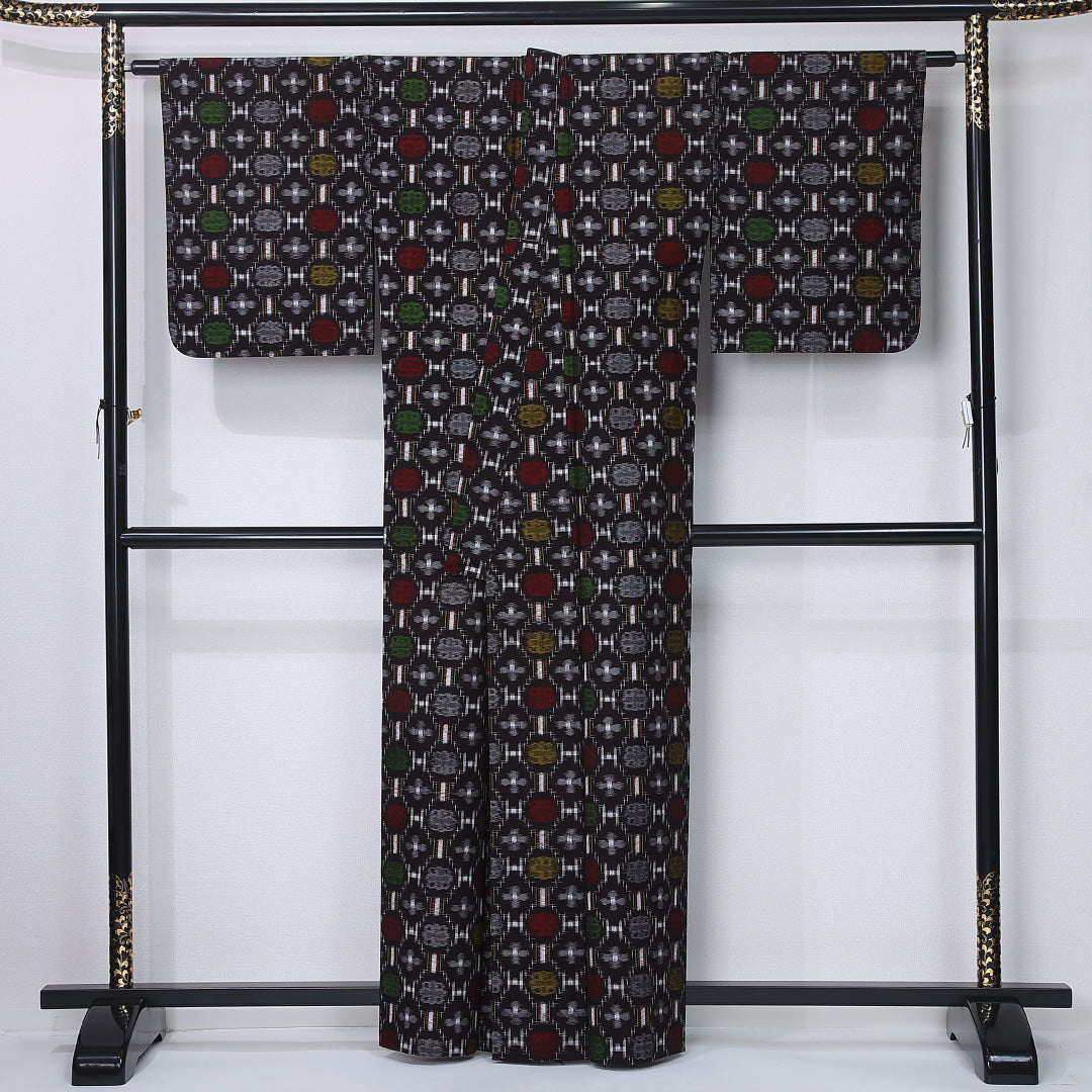 紬 単衣 身丈161cm 裄丈66cm 正絹 Aランク カジュアル バチ衿 Lサイズ 居敷当て 肩当て 蜀江 花菱 黒系 RP 1223-12233
