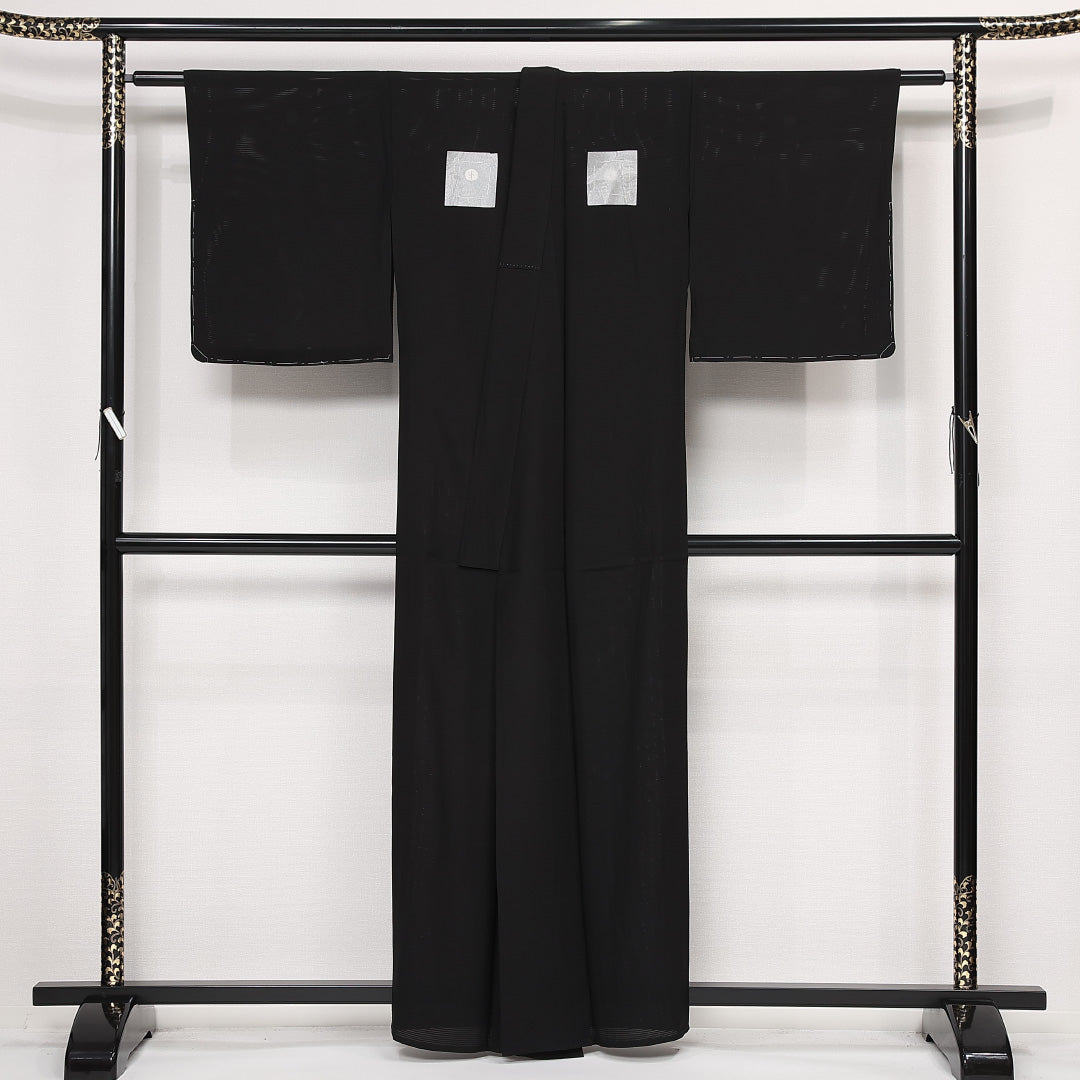 未使用品 黒紋付 五つ紋 丸に向かい蝶 身丈158.5cm 裄丈65.5cm Nランク 正絹 夏物 バチ衿 M しつけ糸 フォーマル 黒系 1299-F0555