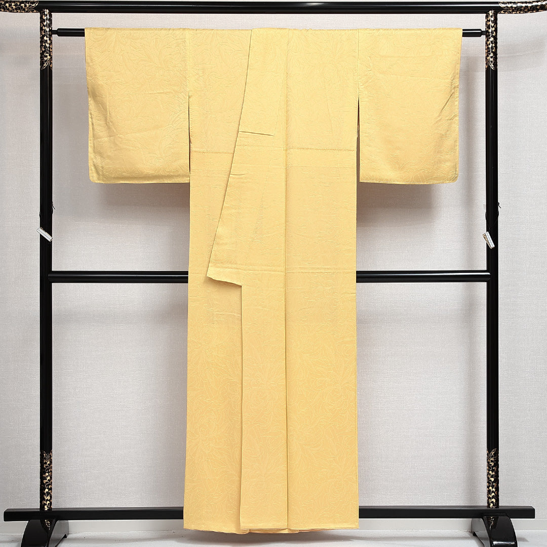 色無地 袷 身丈155cm 裄丈62cm Aランク 正絹 広衿 Mサイズ 一つ紋 セミフォーマル 地紋あり 紋意匠(乱菊) 可憐 鮮やか 黄系 1214-14002