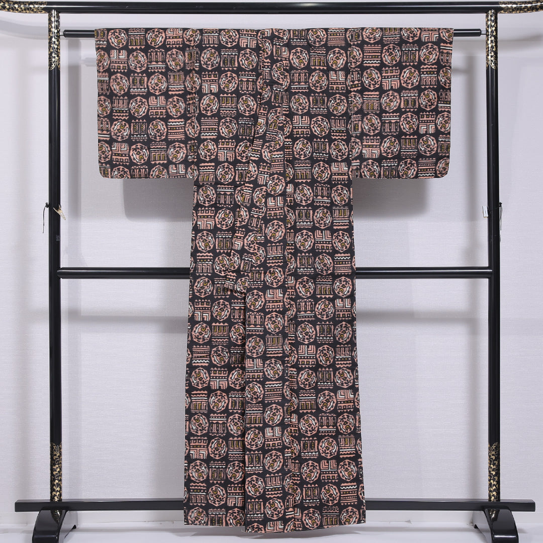 アンティーク 銘仙の着物 袷 身丈158cm 裄丈61cm 正絹 Aランク バチ衿 Mサイズ 幾何学柄 黒系 RP 1223-11817