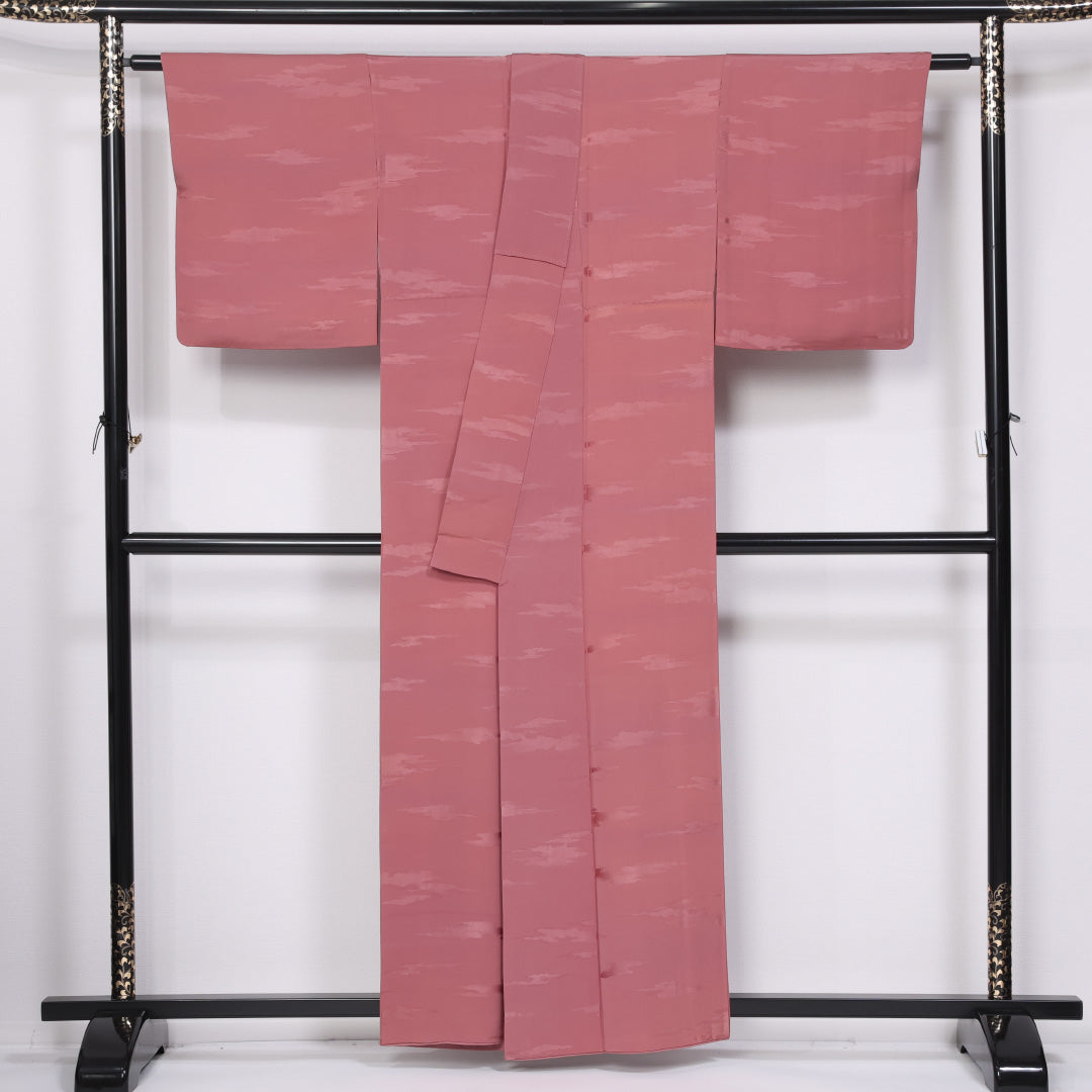 色無地 袷 身丈157cm 裄丈62cm 正絹 Aランク 一つ紋 紋意匠 (雲) セミフォーマル 広衿 Mサイズ ぼかし染 無地 ピンク系 RP 1219-11530