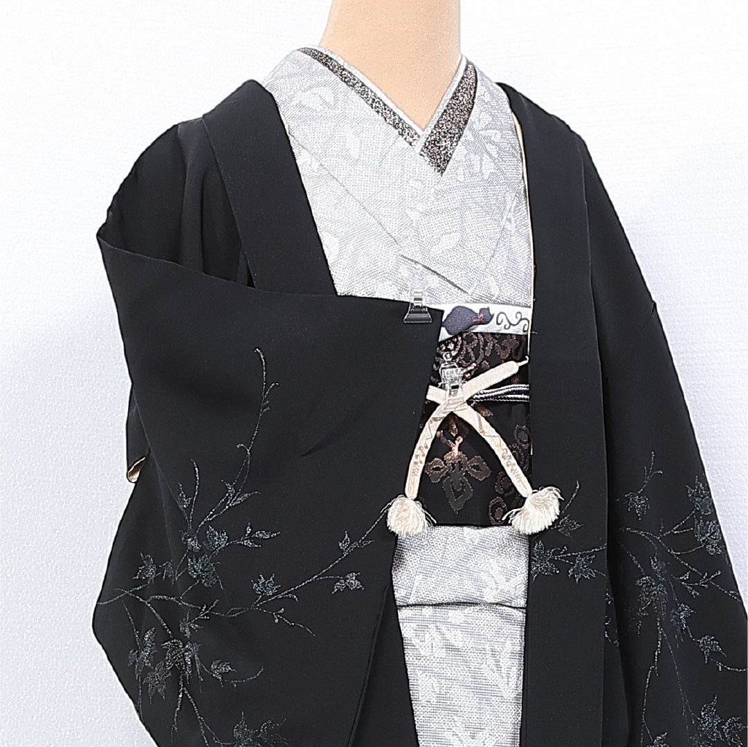 黒羽織 袷 身丈76cm 裄丈63cm 正絹 Aランク 一つ紋 (丸に片喰) セミフォーマル Sサイズ 絵羽羽織 漆糸 紐あり 植物柄 黒系 RP 1233-11148