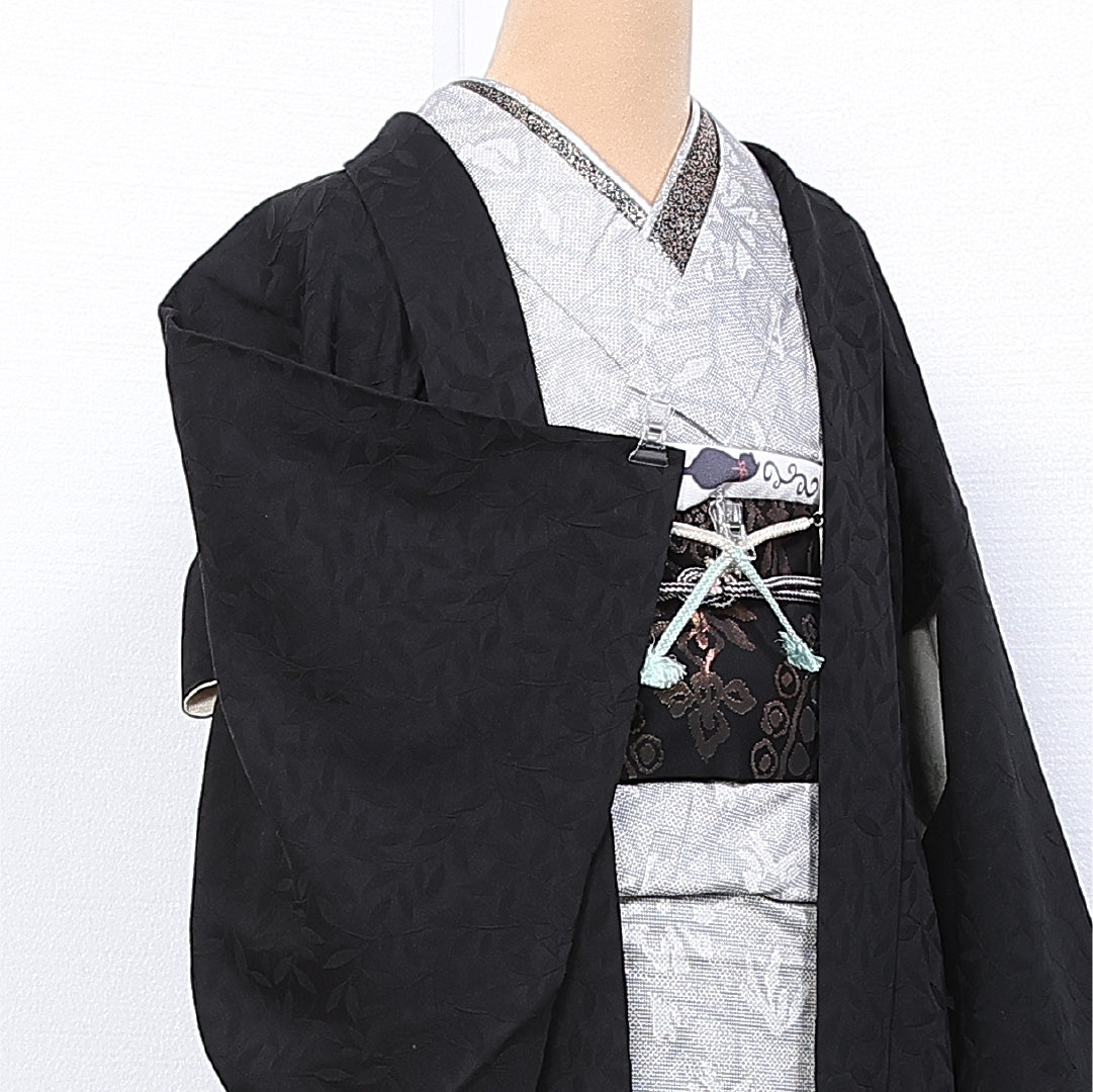 黒羽織 袷 身丈77cm 裄丈63cm 正絹 Sランク 一つ紋 (上り藤) 紋意匠 (植物柄) セミフォーマル Sサイズ 紐あり 黒系 RP 1233-11129