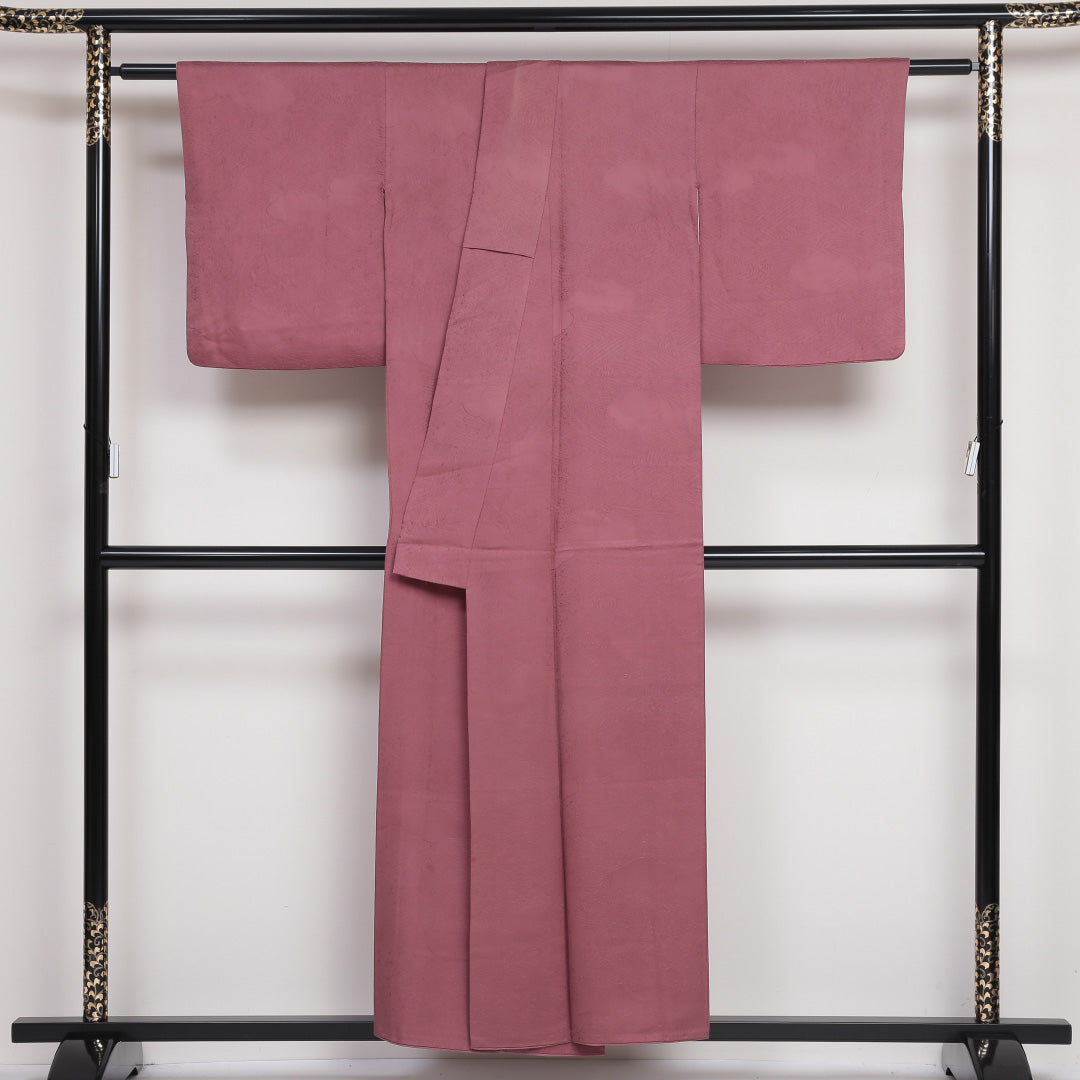 色無地 袷 身丈154cm 裄丈62cm 正絹 Aランク 一つ紋 (五三桐) 紋意匠 (波頭に雲取) セミフォーマル 広衿 Sサイズ ピンク系 M4 1219-05172