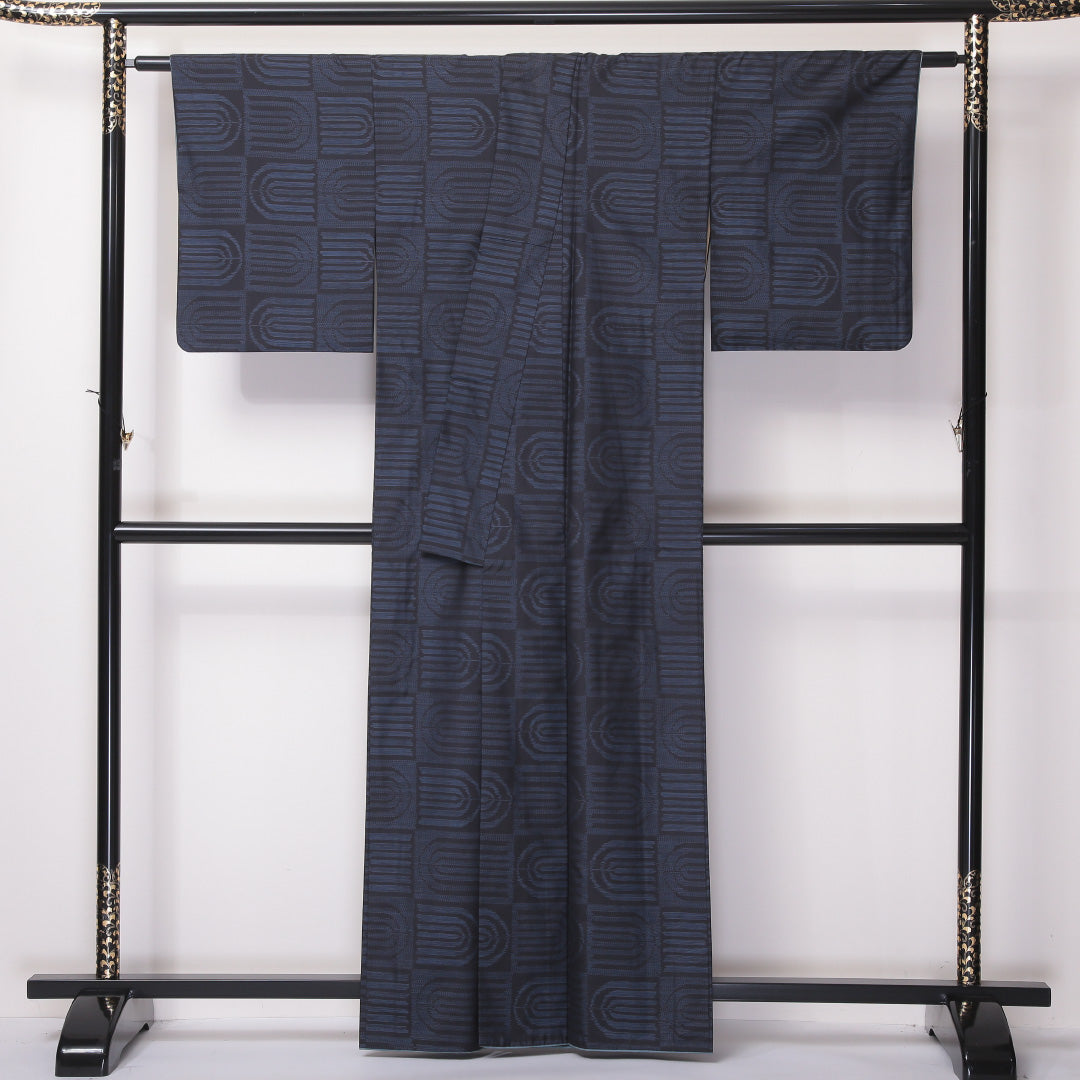 紬 袷 身丈161cm 裄丈64cm 正絹 Aランク カジュアル 広衿 Lサイズ 市松 幾何学柄 経総絣 紺系 RP 1223-03582